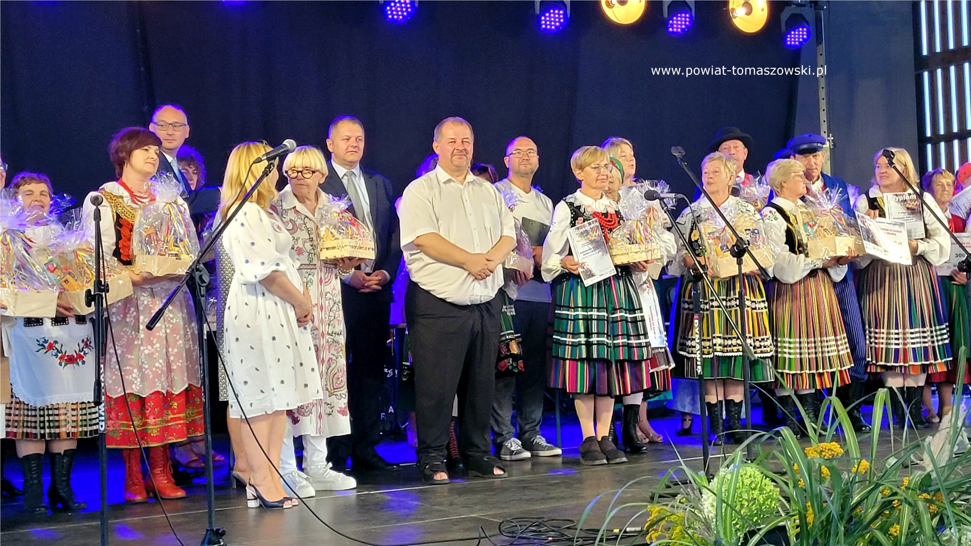 Na zdjęciu: uczestnicy Przeglądu Zespoł&oacute;w i&nbsp;Kapel Ludowych w&nbsp;Lubochni, kt&oacute;ry odbył się w&nbsp;ramach Lubocheńskiego Tygodnia Kultury Ludowej &bdquo;Wątki strojnej brążki&rdquo; w&nbsp;niedzielę, 13 sierpnia 2023 roku, w&nbsp;Lubochni 