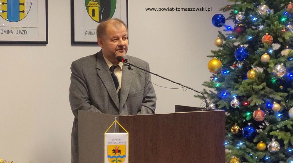 Na zdjęciu: Mariusz Węgrzynowski – Starosta Powiatu Tomaszowskiego, podczas uroczystości, na której przedstawiciele Zarządu Powiatu Tomaszowskiego przekazali upominki dla dzieci z tomaszowskich Domów Dziecka, Pogotowia rodzinnego i dzieci, przebywających tego dnia w Tomaszowskim Centrum Zdrowia, która odbyła się we wtorek, 6 grudnia 2022 roku, w sali konferencyjnej w Starostwie Powiatowym w Tomaszowie Mazowieckim,  