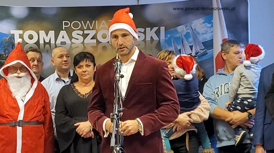 Na zdjęciu: uczestnicy uroczystości, podczas której przedstawiciele Zarządu Powiatu Tomaszowskiego przekazali upominki dla dzieci z tomaszowskich Domów Dziecka, Pogotowia rodzinnego i dzieci, przebywających tego dnia w Tomaszowskim Centrum Zdrowia, która odbyła się we wtorek, 6 grudnia 2022 roku, w sali konferencyjnej w Starostwie Powiatowym w Tomaszowie Mazowieckim,  