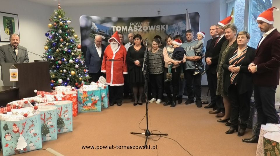 Na zdjęciu: uczestnicy uroczystości, podczas której przedstawiciele Zarządu Powiatu Tomaszowskiego przekazali upominki dla dzieci z tomaszowskich Domów Dziecka, Pogotowia rodzinnego i dzieci, przebywających tego dnia w Tomaszowskim Centrum Zdrowia, która odbyła się we wtorek, 6 grudnia 2022 roku, w sali konferencyjnej w Starostwie Powiatowym w Tomaszowie Mazowieckim,  