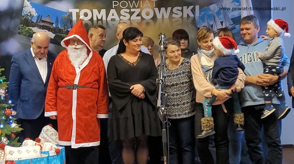 Na zdjęciu: uczestnicy uroczystości, podczas której przedstawiciele Zarządu Powiatu Tomaszowskiego przekazali upominki dla dzieci z tomaszowskich Domów Dziecka, Pogotowia rodzinnego i dzieci, przebywających tego dnia w Tomaszowskim Centrum Zdrowia, która odbyła się we wtorek, 6 grudnia 2022 roku, w sali konferencyjnej w Starostwie Powiatowym w Tomaszowie Mazowieckim,  