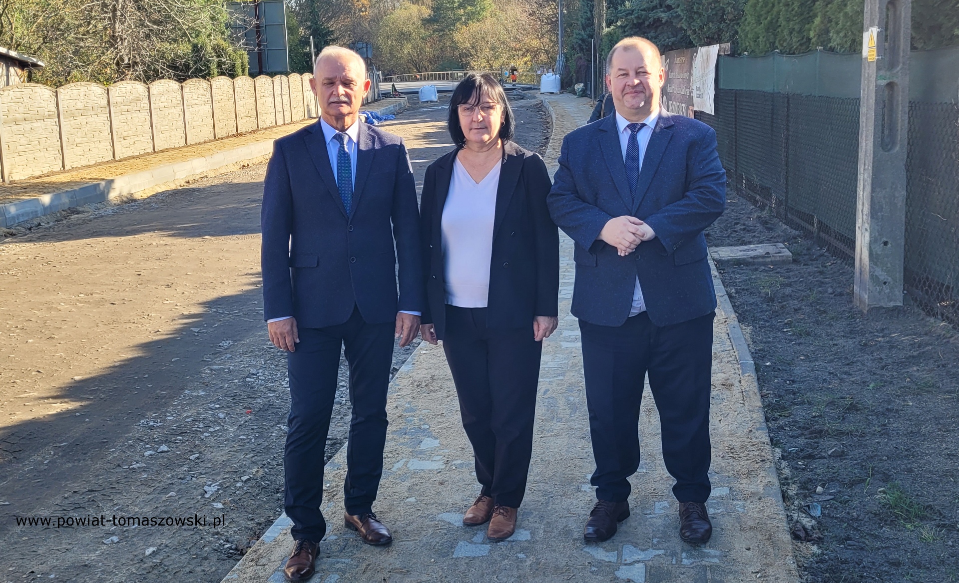 Na zdjęciu: uczestnicy konferencji prasowej dotyczącej przebudowy mostu w&nbsp;ciągu drogi powiatowej 4328E ul. Modrzewskiego w&nbsp;Tomaszowie Mazowieckim, kt&oacute;ra odbyła się w&nbsp;czwartek, 23 października 2025 roku. 