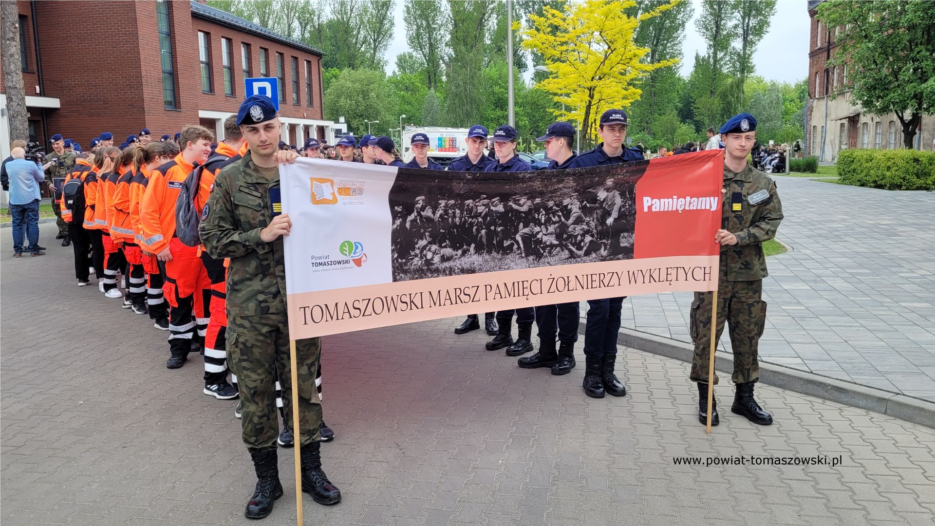 Na zdjęciu: uczestnicy II Tomaszowskiego Marszu Żołnierzy Wyklętych, który odbył się w Powiatowym Centrum Animacji Społecznej w Tomaszowie Mazowieckim w czwartek, 25 maja 2023 roku, o godzinie 11.00