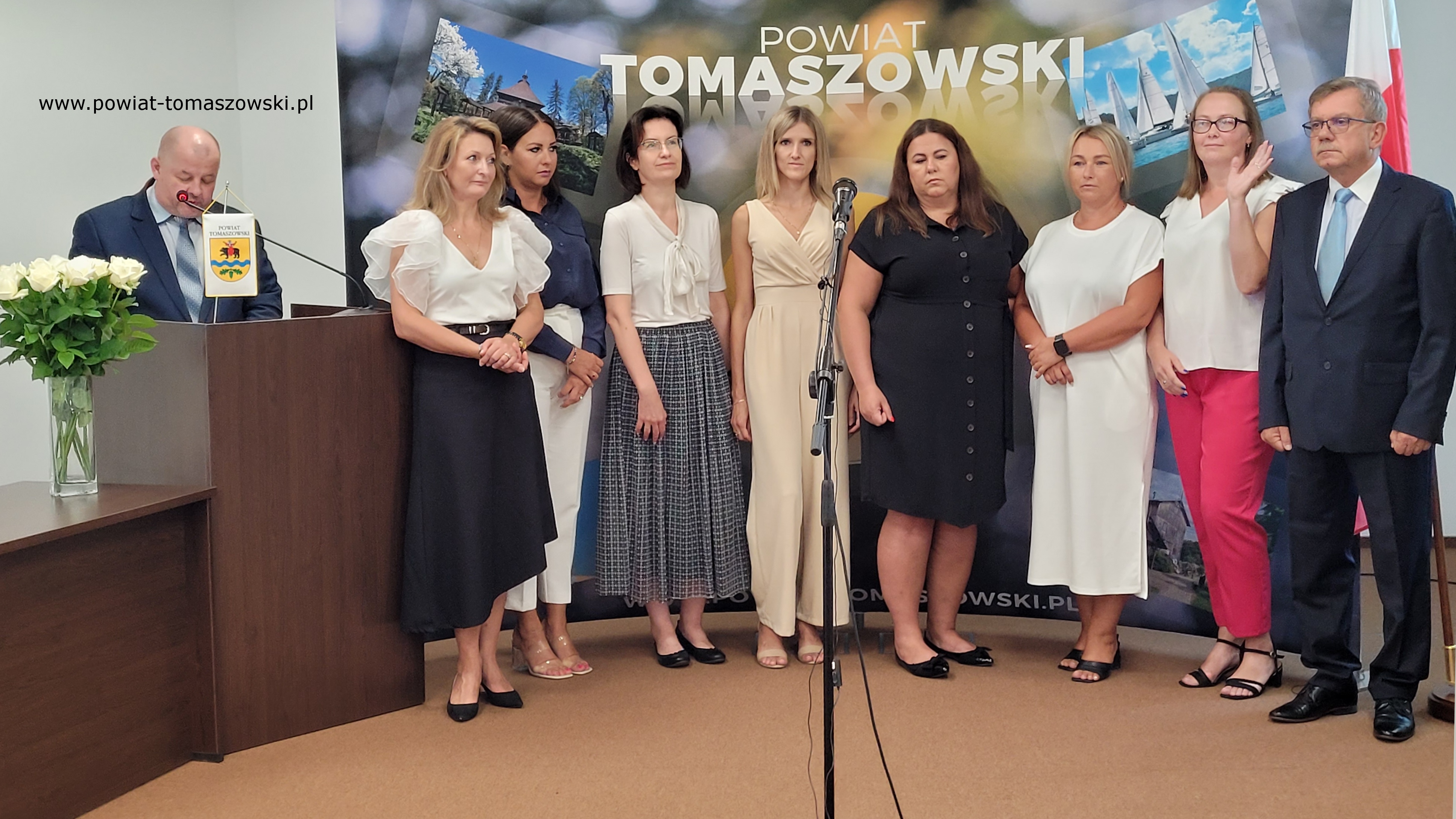 Na zdjęciu: uczestnicy uroczystości, podczas kt&oacute;rej wręczone zostały akty nadania stopnia awansu zawodowego nauczyciela mianowanego, kt&oacute;ra odbyła się we wtorek, 27 sierpnia 2024 roku, w&nbsp;sali konferencyjnej w&nbsp;Starostwie Powiatowym w&nbsp;Tomaszowie Mazowieckim, 