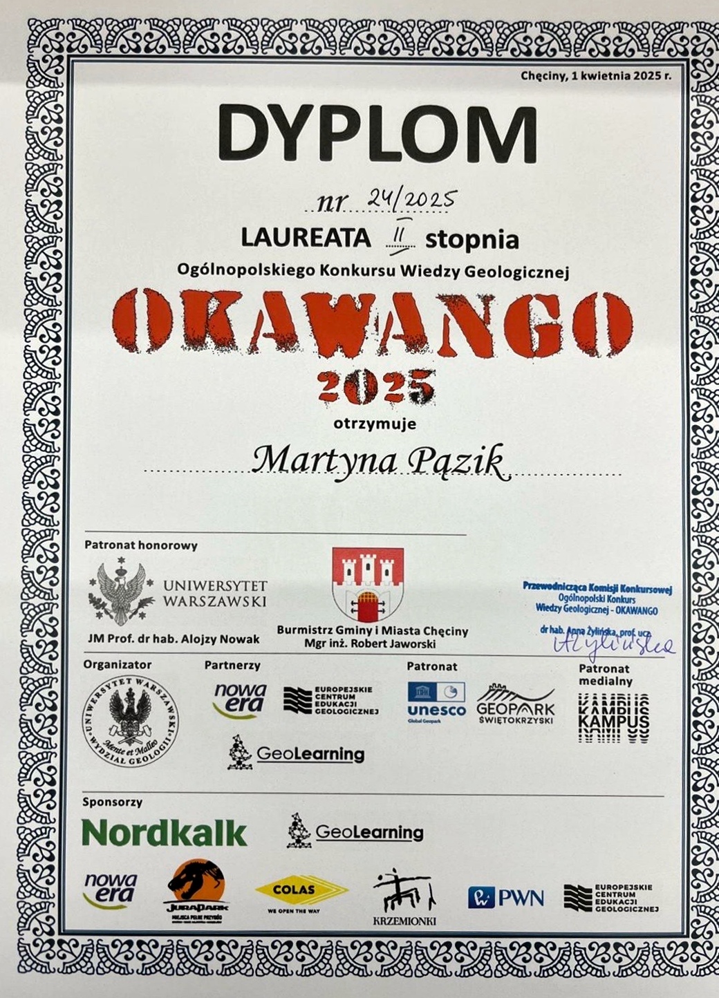 Na zdjęciu: dyplom dla Martyny Pązik - zdobywczyni tytułu laureata II stopnia w finale Ogólnopolskiego Konkursu Wiedzy Geologicznej OKAWANGO.