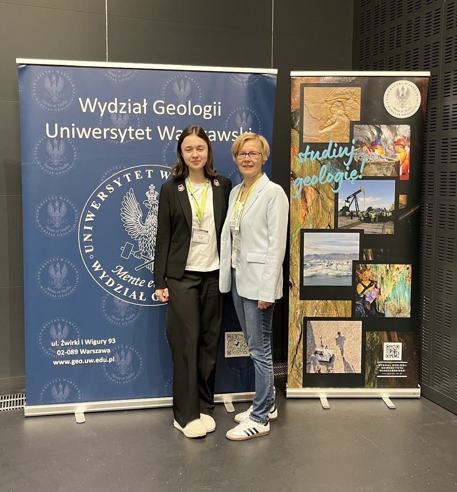 Na zdjęciu: Ilona Śmigiel – nauczyciel geografii w II LO w Tomaszowie Maozwieckim i Martyna Pązik – zdobywczyni tytułu laureata II stopnia w finale Ogólnopolskiego Konkursu Wiedzy Geologicznej OKAWANGO.