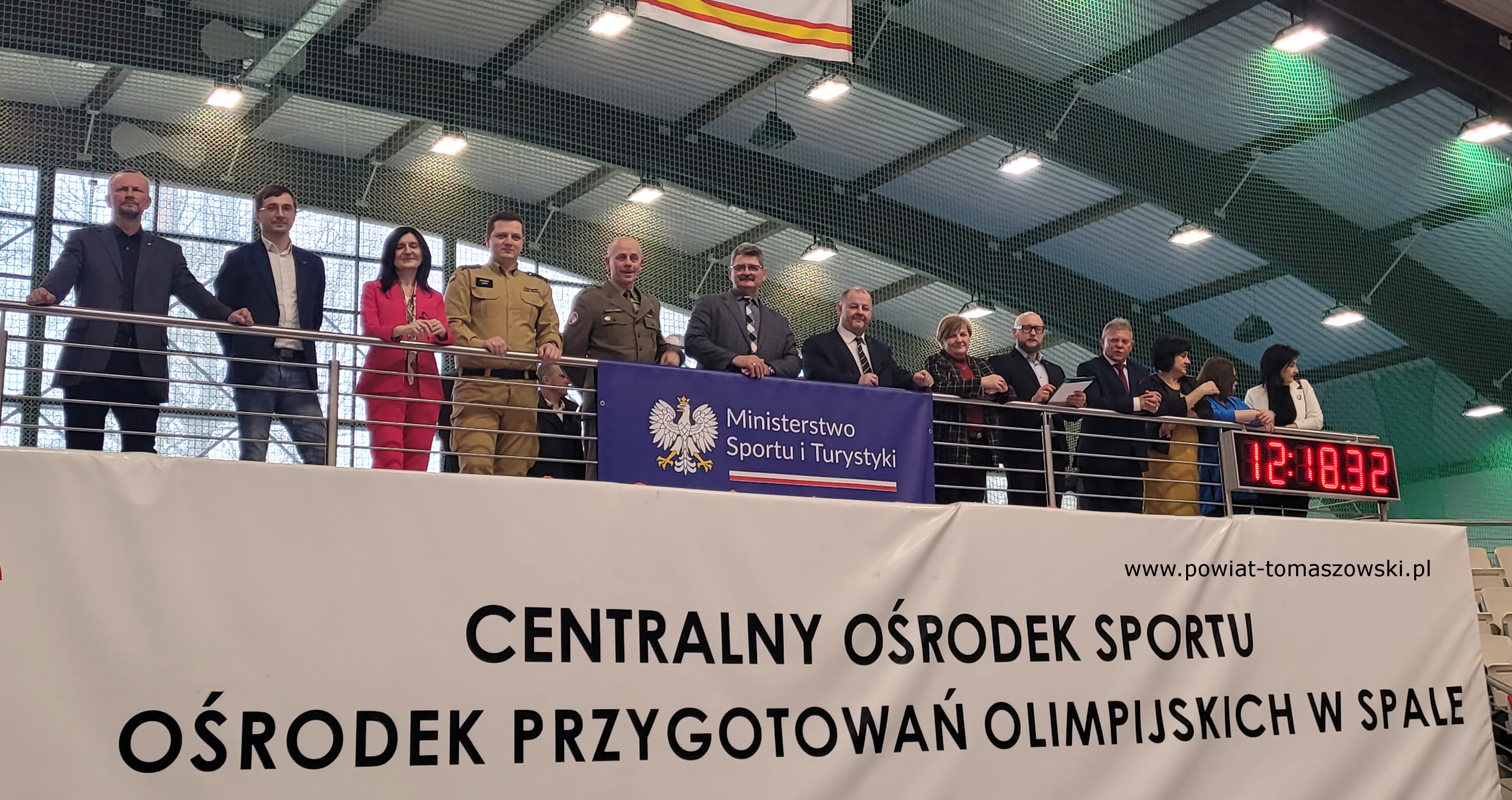 Na zdjęciu: uczestnicy IV Olimpiady Powiatu Tomaszowskiego Dzieci  i&nbsp;Młodzieży w&nbsp;Lekkiej Atletyce, kt&oacute;ra odbyła się we wtorek, 19 marca 2024 roku, w&nbsp;Ośrodku Przygotowań Olimpijskich w&nbsp;Spale,