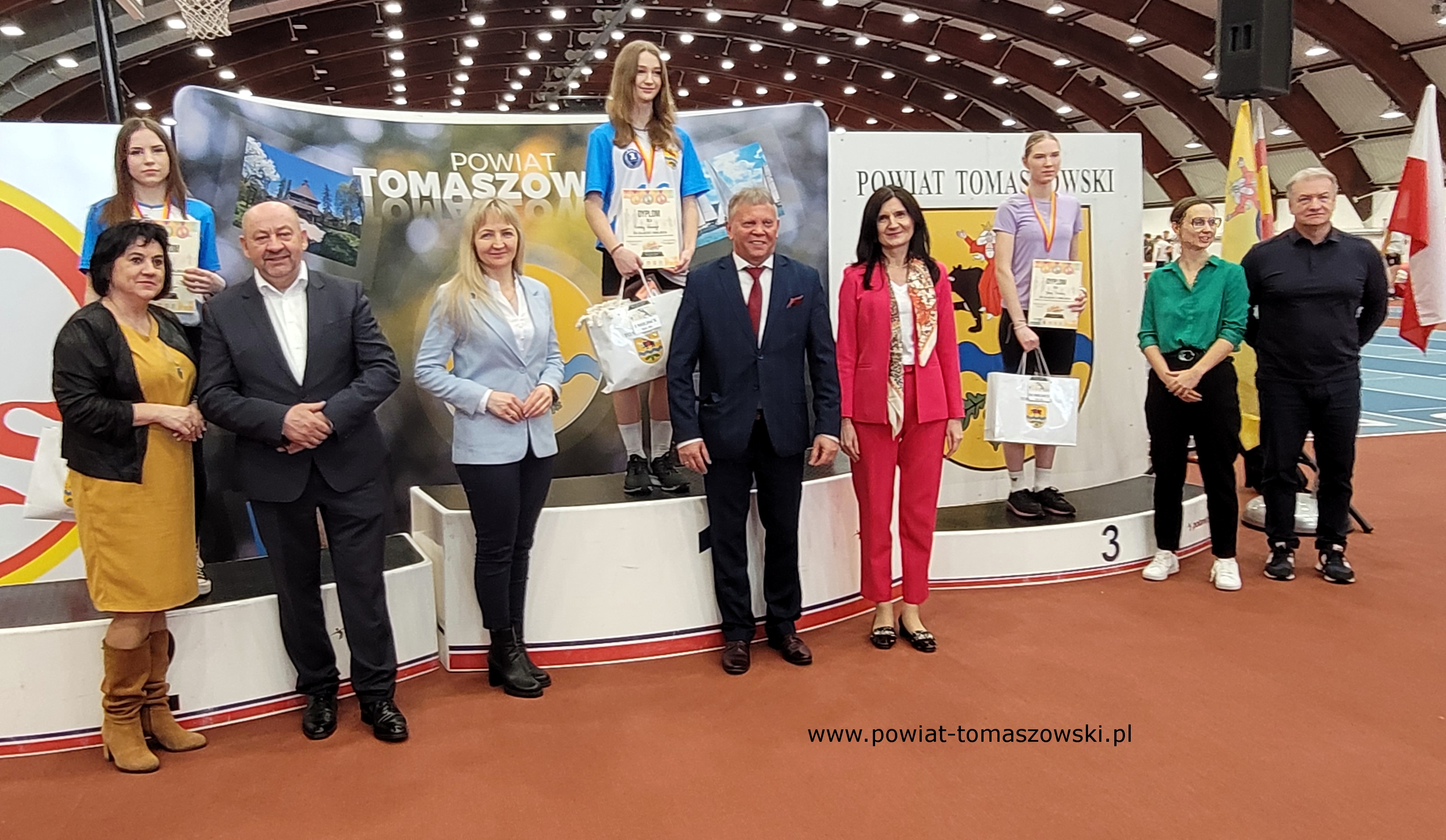 Na zdjęciu: uczestnicy IV Olimpiady Powiatu Tomaszowskiego Dzieci  i&nbsp;Młodzieży w&nbsp;Lekkiej Atletyce, kt&oacute;ra odbyła się we wtorek, 19 marca 2024 roku, w&nbsp;Ośrodku Przygotowań Olimpijskich w&nbsp;Spale,