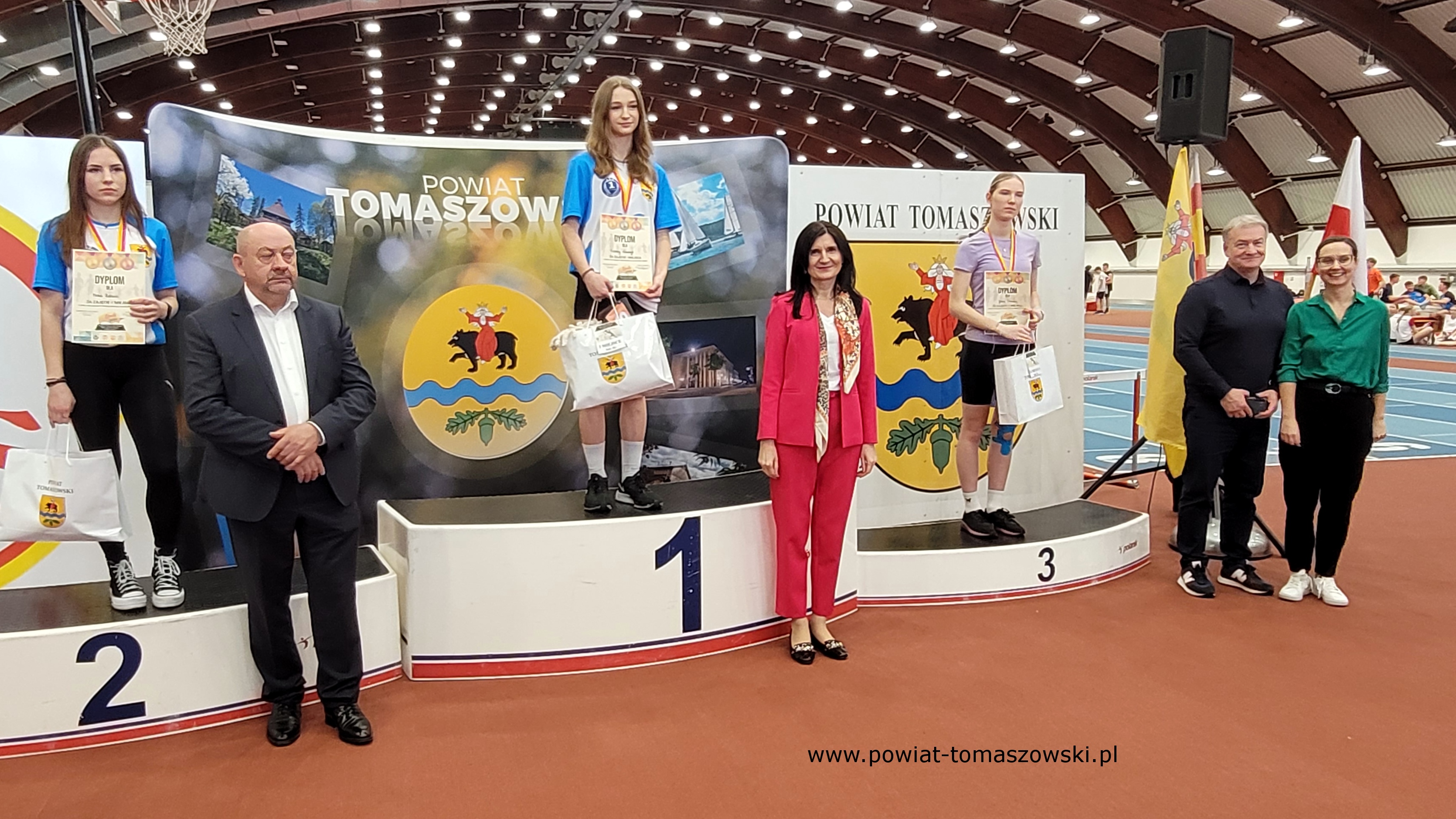 Na zdjęciu: uczestnicy IV Olimpiady Powiatu Tomaszowskiego Dzieci  i&nbsp;Młodzieży w&nbsp;Lekkiej Atletyce, kt&oacute;ra odbyła się we wtorek, 19 marca 2024 roku, w&nbsp;Ośrodku Przygotowań Olimpijskich w&nbsp;Spale,