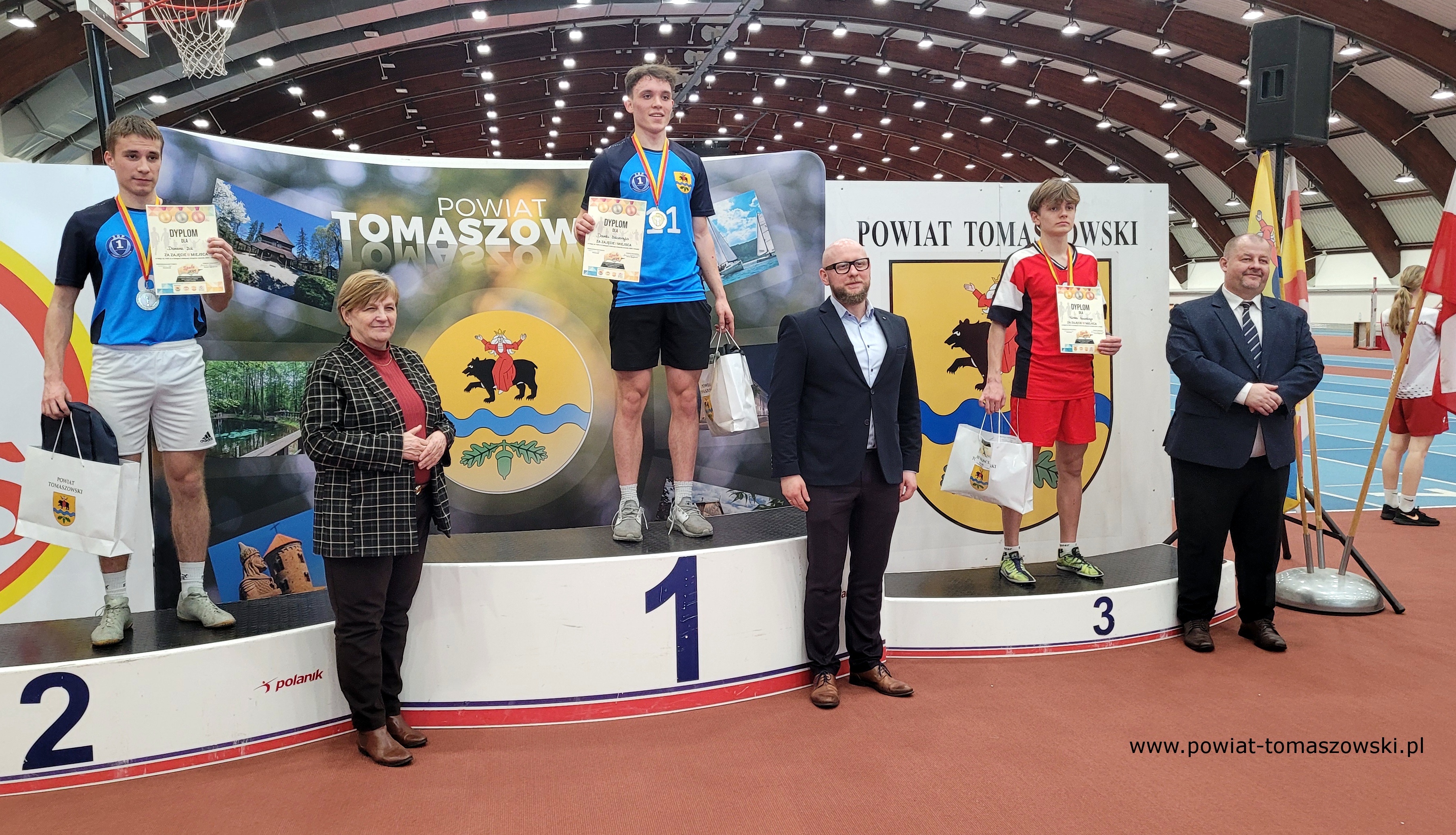 Na zdjęciu: uczestnicy IV Olimpiady Powiatu Tomaszowskiego Dzieci  i&nbsp;Młodzieży w&nbsp;Lekkiej Atletyce, kt&oacute;ra odbyła się we wtorek, 19 marca 2024 roku, w&nbsp;Ośrodku Przygotowań Olimpijskich w&nbsp;Spale,