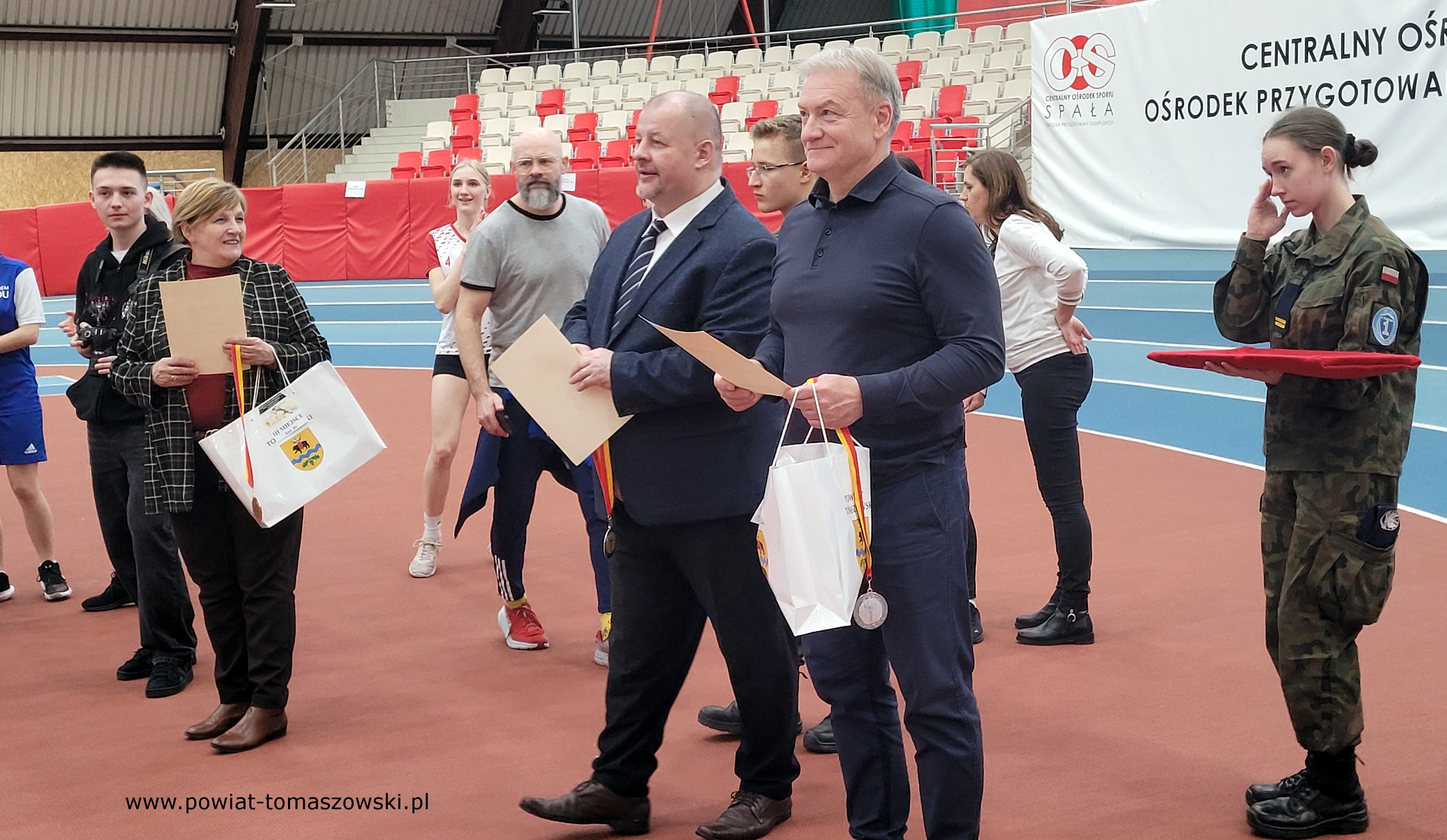 Na zdjęciu: uczestnicy IV Olimpiady Powiatu Tomaszowskiego Dzieci  i&nbsp;Młodzieży w&nbsp;Lekkiej Atletyce, kt&oacute;ra odbyła się we wtorek, 19 marca 2024 roku, w&nbsp;Ośrodku Przygotowań Olimpijskich w&nbsp;Spale,