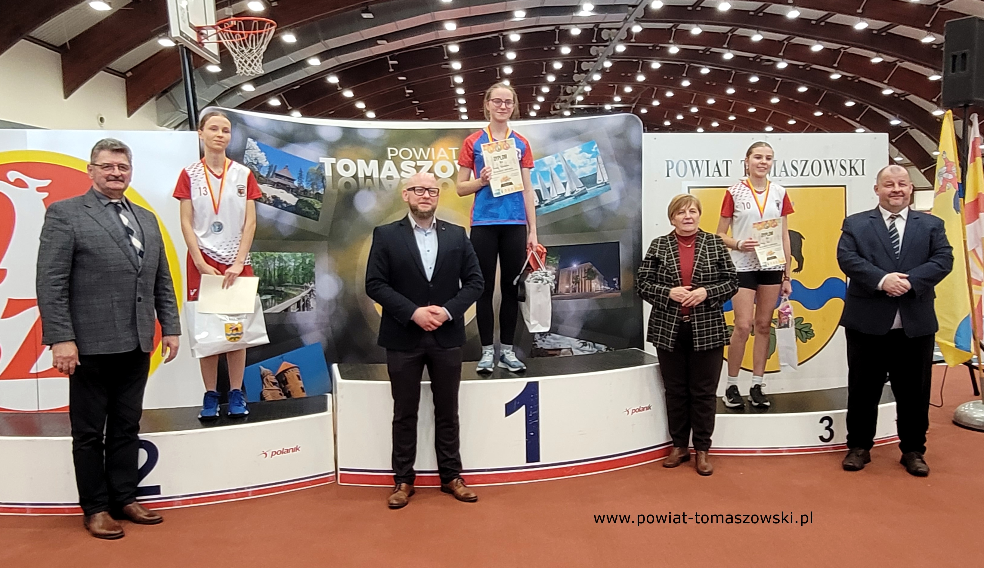 Na zdjęciu: uczestnicy IV Olimpiady Powiatu Tomaszowskiego Dzieci  i&nbsp;Młodzieży w&nbsp;Lekkiej Atletyce, kt&oacute;ra odbyła się we wtorek, 19 marca 2024 roku, w&nbsp;Ośrodku Przygotowań Olimpijskich w&nbsp;Spale,