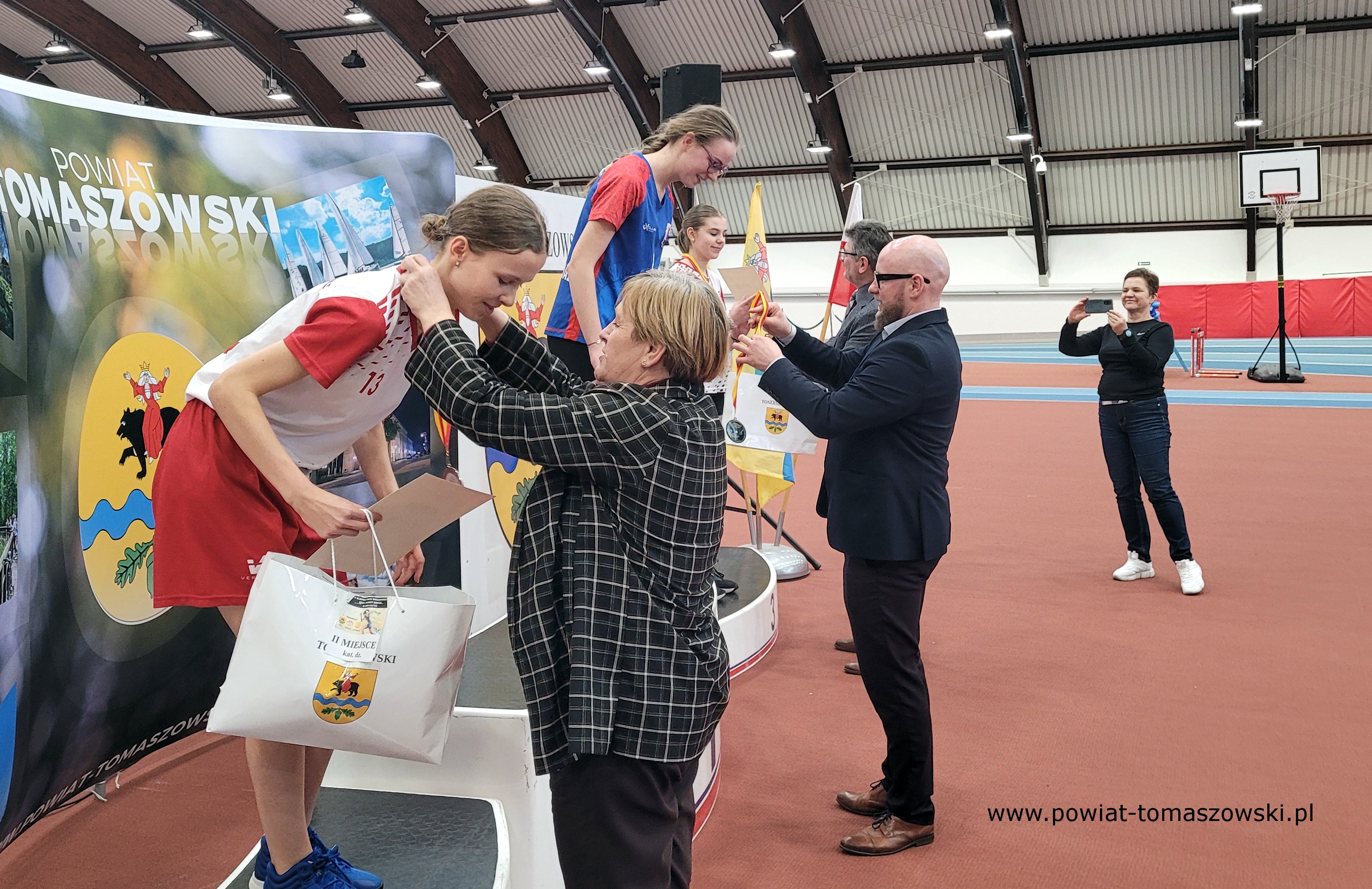 Na zdjęciu: uczestnicy IV Olimpiady Powiatu Tomaszowskiego Dzieci  i&nbsp;Młodzieży w&nbsp;Lekkiej Atletyce, kt&oacute;ra odbyła się we wtorek, 19 marca 2024 roku, w&nbsp;Ośrodku Przygotowań Olimpijskich w&nbsp;Spale,