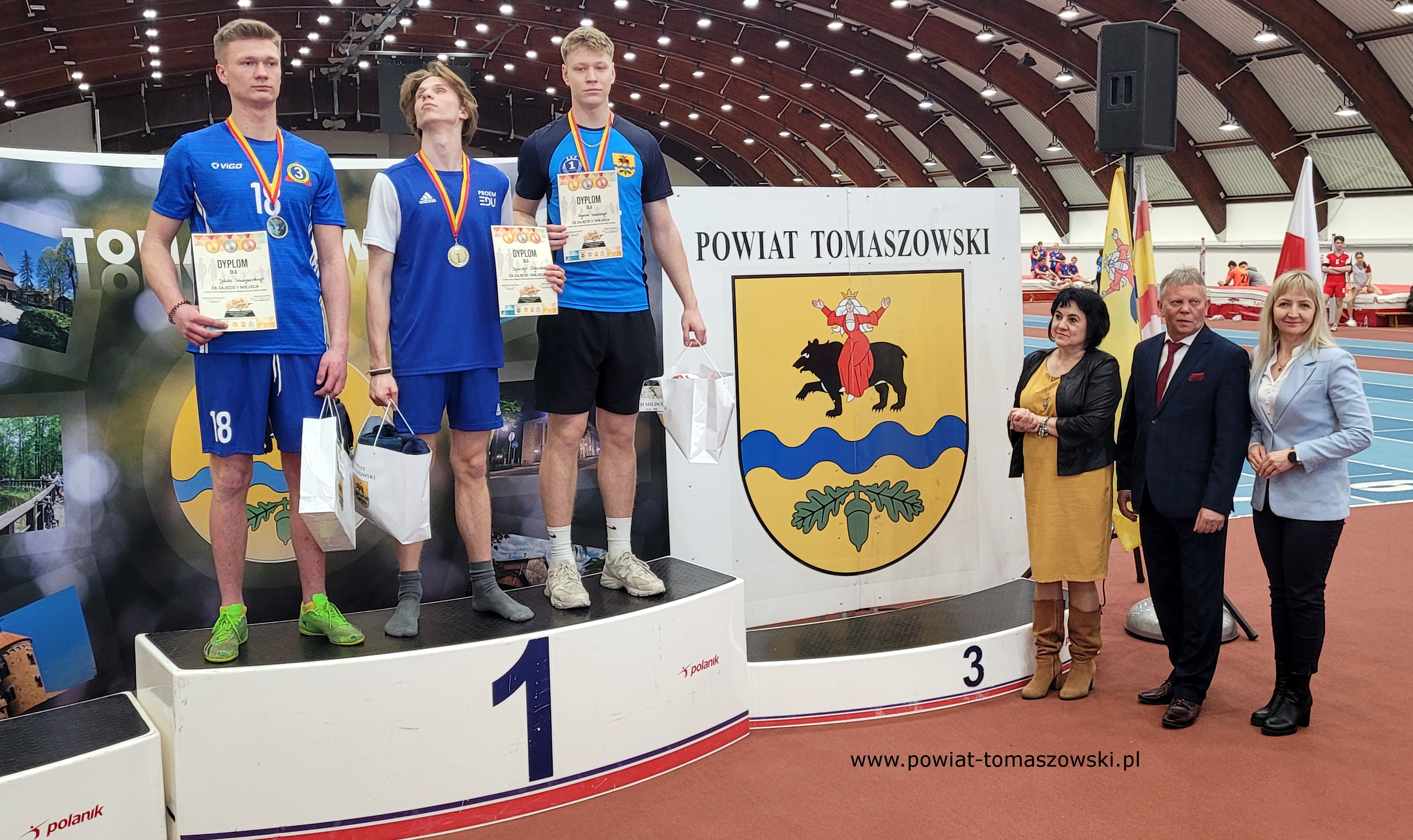 Na zdjęciu: uczestnicy IV Olimpiady Powiatu Tomaszowskiego Dzieci  i&nbsp;Młodzieży w&nbsp;Lekkiej Atletyce, kt&oacute;ra odbyła się we wtorek, 19 marca 2024 roku, w&nbsp;Ośrodku Przygotowań Olimpijskich w&nbsp;Spale,