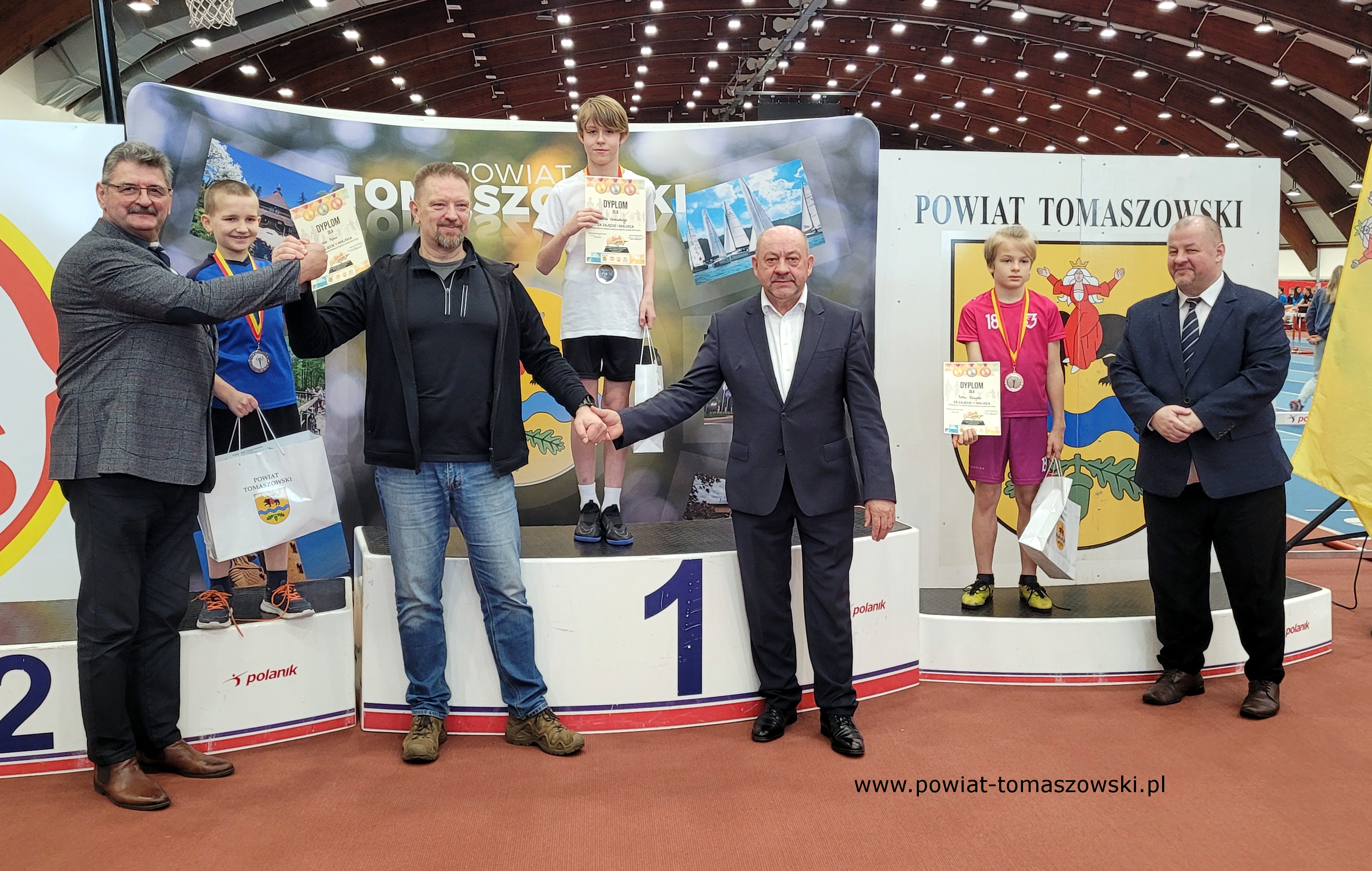 Na zdjęciu: uczestnicy IV Olimpiady Powiatu Tomaszowskiego Dzieci  i&nbsp;Młodzieży w&nbsp;Lekkiej Atletyce, kt&oacute;ra odbyła się we wtorek, 19 marca 2024 roku, w&nbsp;Ośrodku Przygotowań Olimpijskich w&nbsp;Spale,