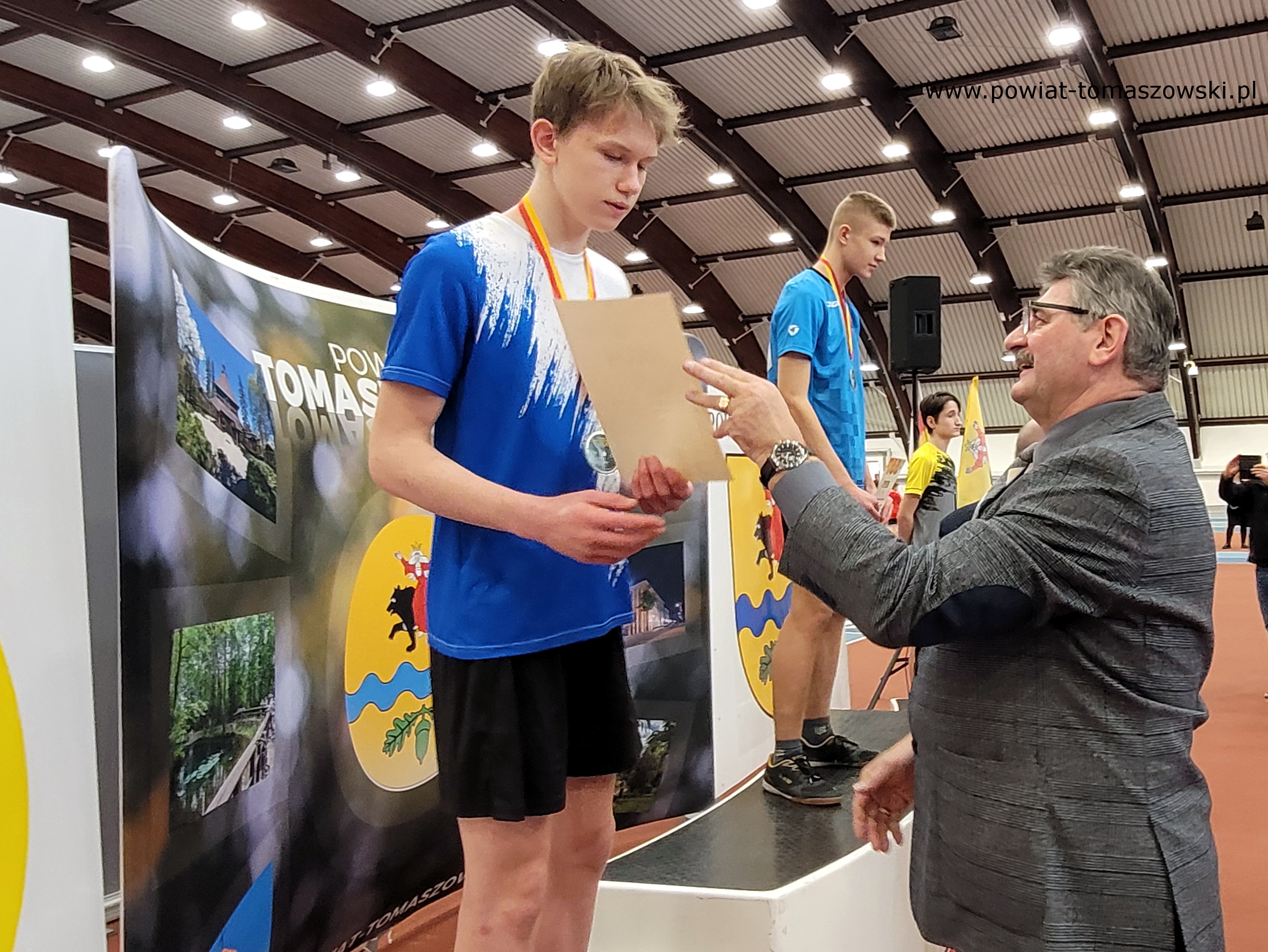 Na zdjęciu: uczestnicy IV Olimpiady Powiatu Tomaszowskiego Dzieci  i&nbsp;Młodzieży w&nbsp;Lekkiej Atletyce, kt&oacute;ra odbyła się we wtorek, 19 marca 2024 roku, w&nbsp;Ośrodku Przygotowań Olimpijskich w&nbsp;Spale,