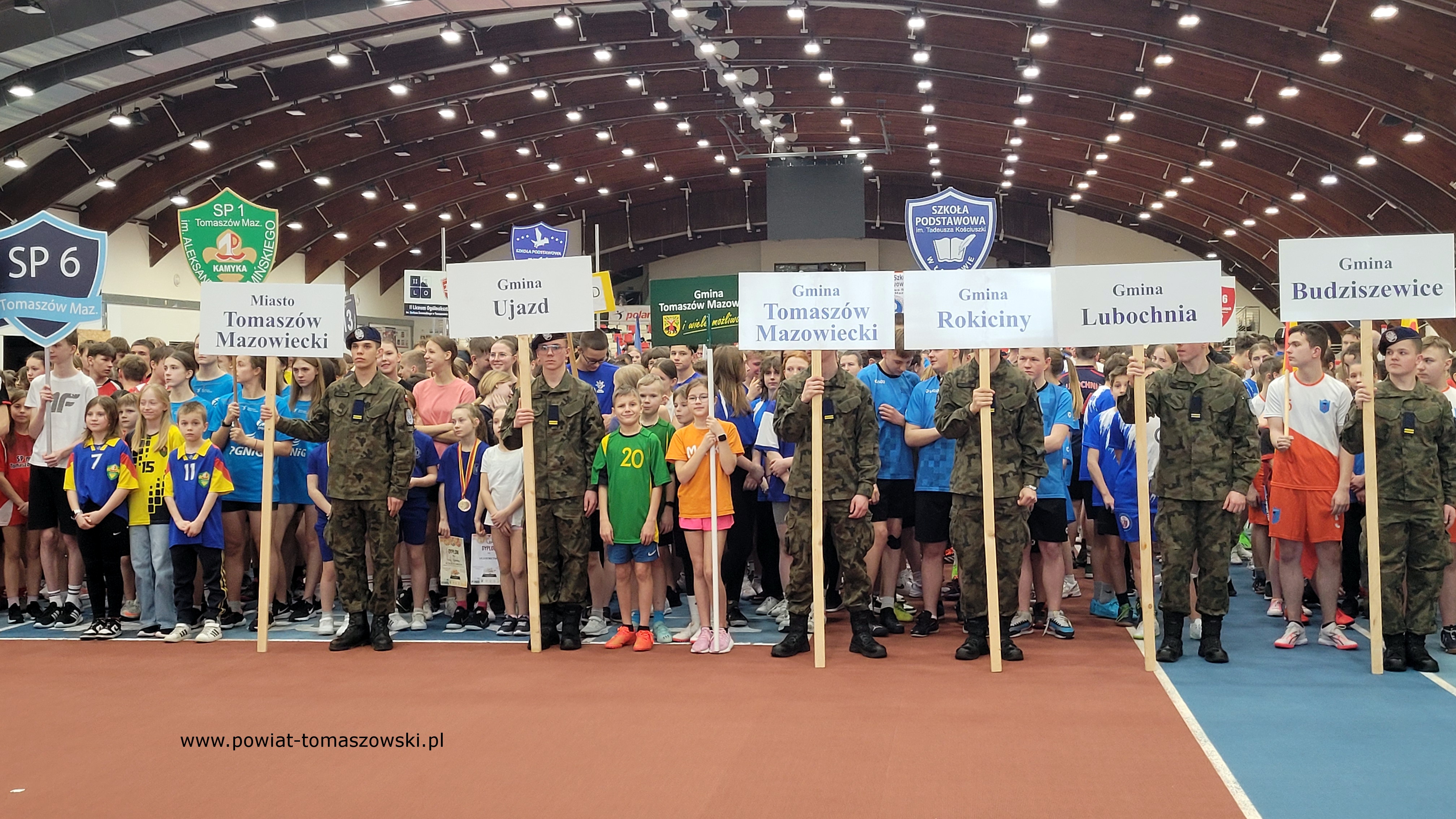 Na zdjęciu: uczestnicy IV Olimpiady Powiatu Tomaszowskiego Dzieci  i&nbsp;Młodzieży w&nbsp;Lekkiej Atletyce, kt&oacute;ra odbyła się we wtorek, 19 marca 2024 roku, w&nbsp;Ośrodku Przygotowań Olimpijskich w&nbsp;Spale,