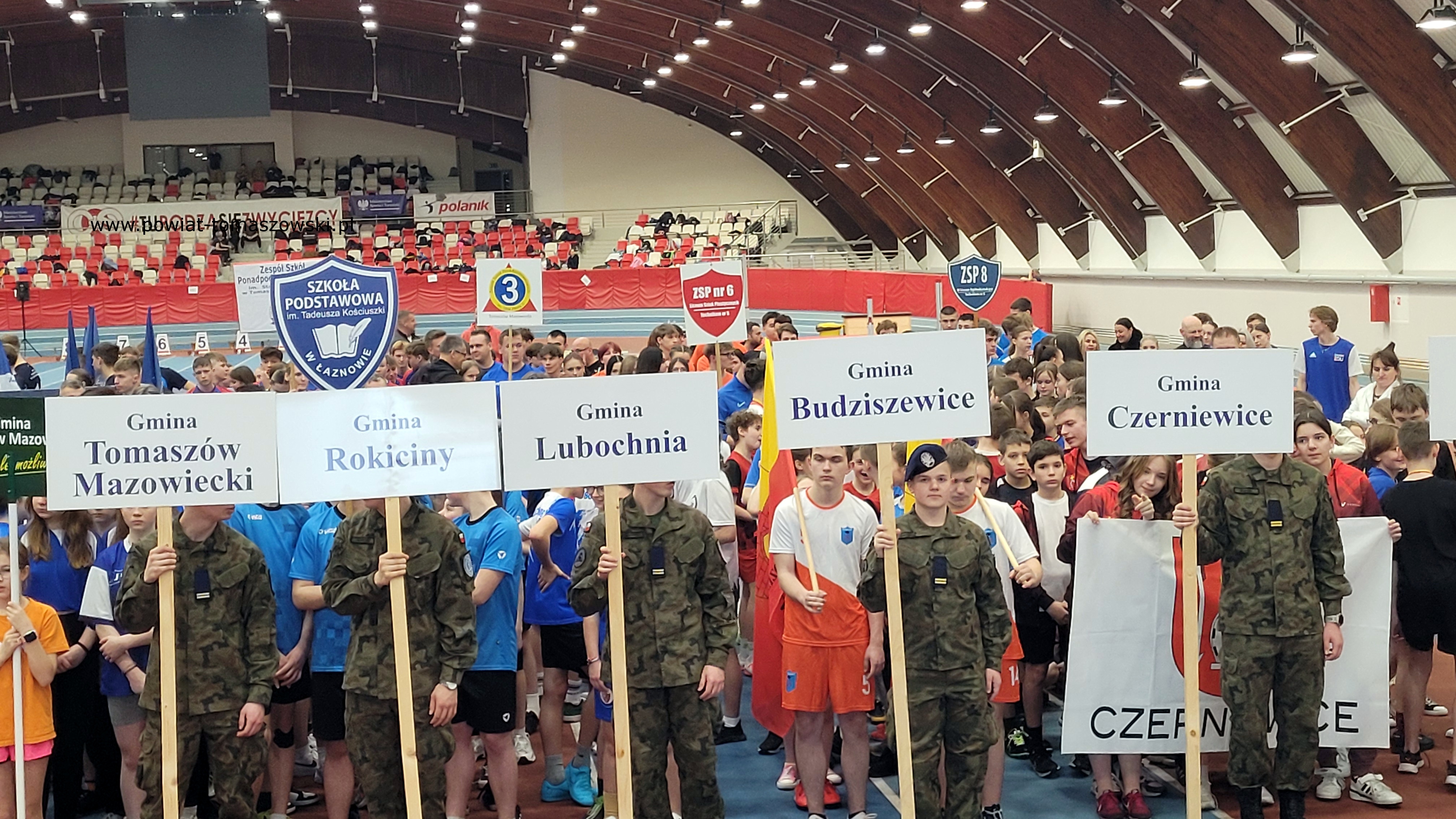 Na zdjęciu: uczestnicy IV Olimpiady Powiatu Tomaszowskiego Dzieci  i&nbsp;Młodzieży w&nbsp;Lekkiej Atletyce, kt&oacute;ra odbyła się we wtorek, 19 marca 2024 roku, w&nbsp;Ośrodku Przygotowań Olimpijskich w&nbsp;Spale,