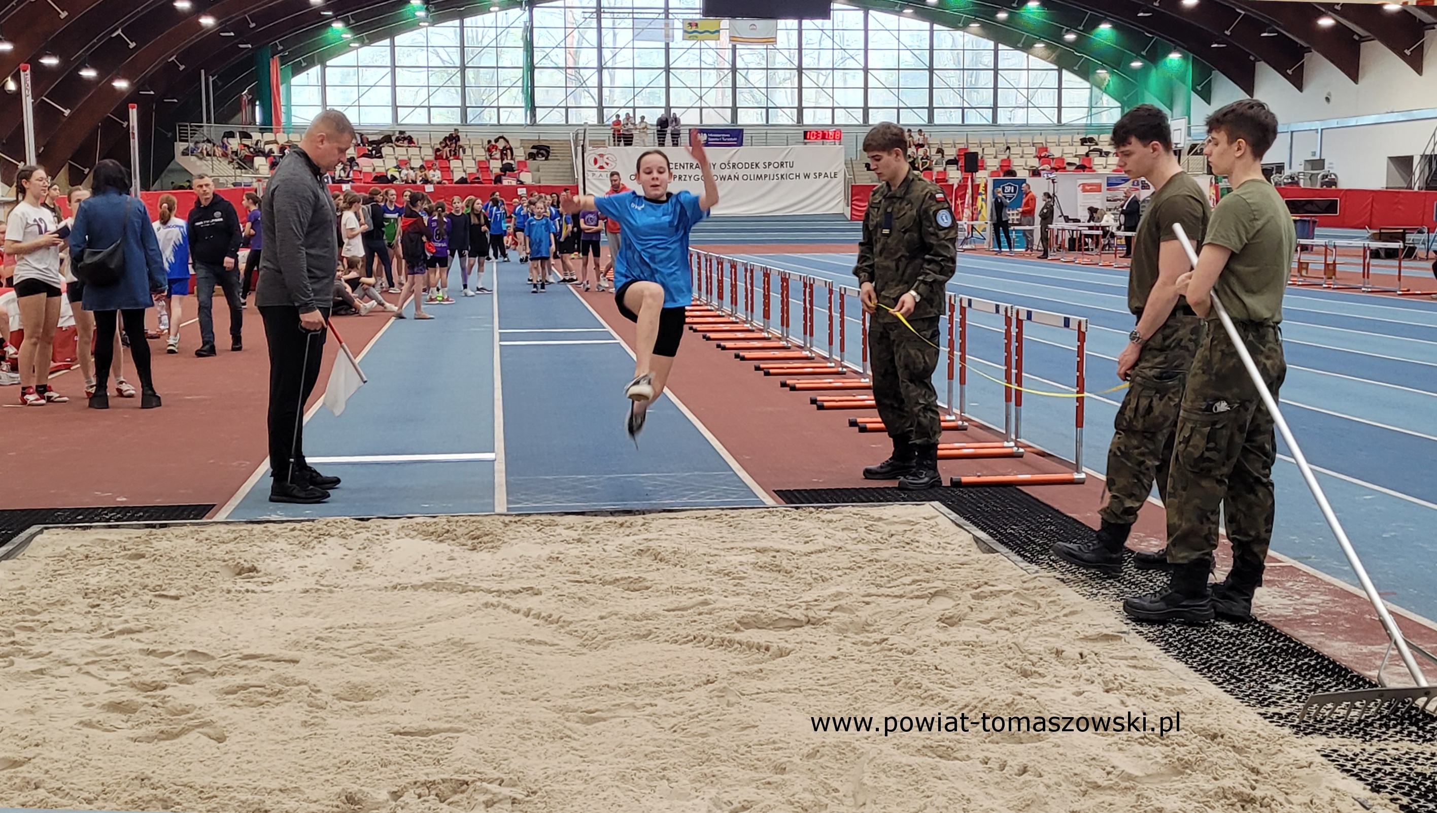 Na zdjęciu: uczestnicy IV Olimpiady Powiatu Tomaszowskiego Dzieci  i&nbsp;Młodzieży w&nbsp;Lekkiej Atletyce, kt&oacute;ra odbyła się we wtorek, 19 marca 2024 roku, w&nbsp;Ośrodku Przygotowań Olimpijskich w&nbsp;Spale,