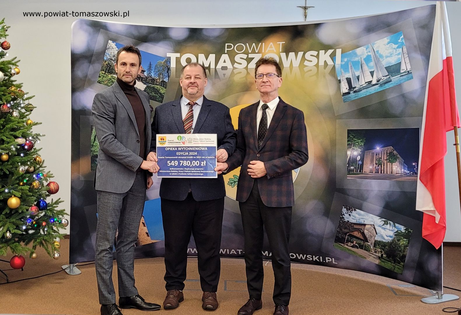 Na zdjęciu: uczestnicy konferencji prasowej dotycząca przyznania środk&oacute;w finansowych w&nbsp;ramach programu &bdquo;Opieka wytchnieniowa&rdquo;, kt&oacute;ra odbyła się w&nbsp;poniedziałek, 15 stycznia 2024 roku, w&nbsp;sali konferencyjnej w&nbsp;Starostwie Powiatowym w&nbsp;Tomaszowie Mazowieckim, 