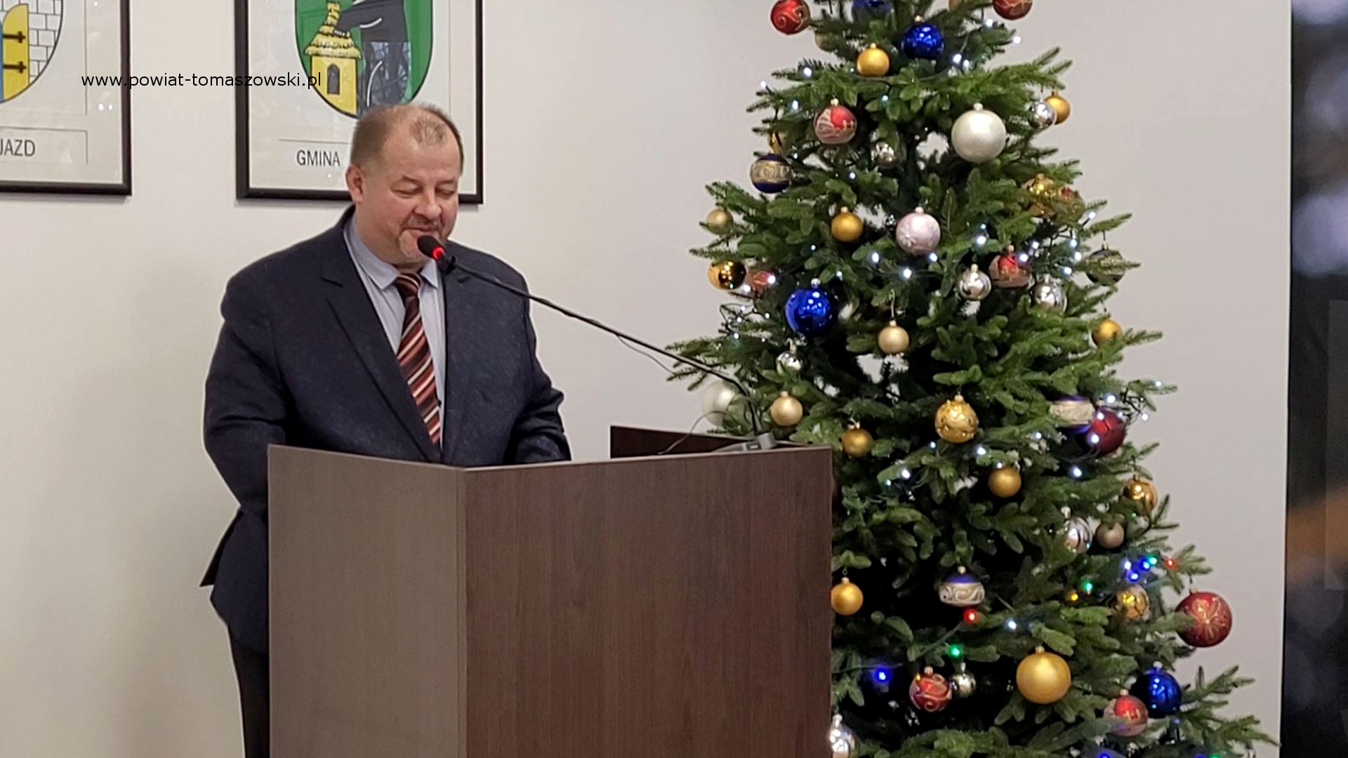 Na zdjęciu: Mariusz Węgrzynowski &ndash; Starosta Powiatu Tomaszowskiego, podczas konferencji prasowej dotycząca przyznania środk&oacute;w finansowych w&nbsp;ramach programu &bdquo;Opieka wytchnieniowa&rdquo;, kt&oacute;ra odbyła się w&nbsp;poniedziałek, 15 stycznia 2024 roku, w&nbsp;sali konferencyjnej w&nbsp;Starostwie Powiatowym w&nbsp;Tomaszowie Mazowieckim, 