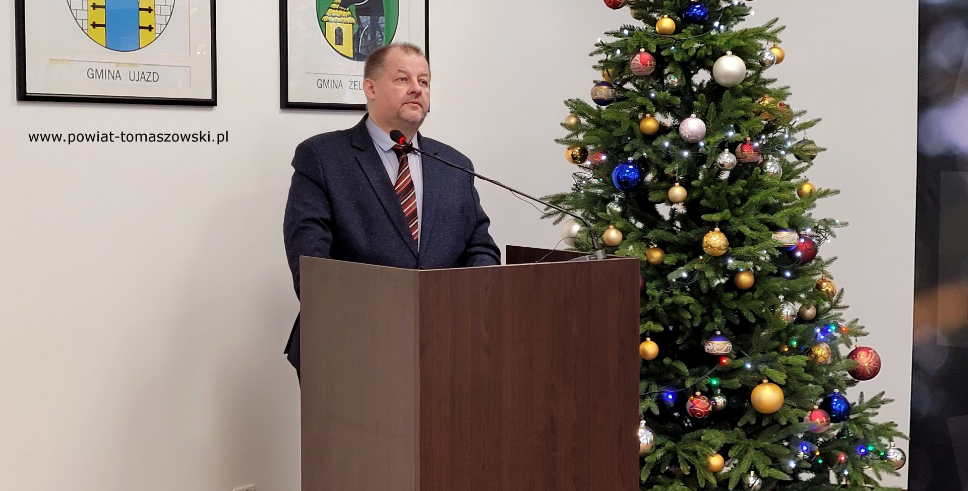 Na zdjęciu: Mariusz Węgrzynowski &ndash; Starosta Powiatu Tomaszowskiego, podczas konferencji prasowej dotycząca przyznania środk&oacute;w finansowych w&nbsp;ramach programu &bdquo;Opieka wytchnieniowa&rdquo;, kt&oacute;ra odbyła się w&nbsp;poniedziałek, 15 stycznia 2024 roku, w&nbsp;sali konferencyjnej w&nbsp;Starostwie Powiatowym w&nbsp;Tomaszowie Mazowieckim, 