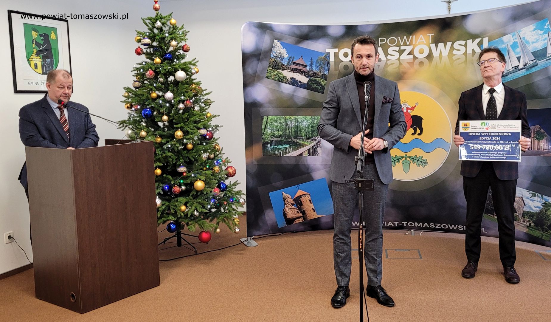 Na zdjęciu: uczestnicy konferencji prasowej dotycząca przyznania środk&oacute;w finansowych w&nbsp;ramach programu &bdquo;Opieka wytchnieniowa&rdquo;, kt&oacute;ra odbyła się w&nbsp;poniedziałek, 15 stycznia 2024 roku, w&nbsp;sali konferencyjnej w&nbsp;Starostwie Powiatowym w&nbsp;Tomaszowie Mazowieckim, 