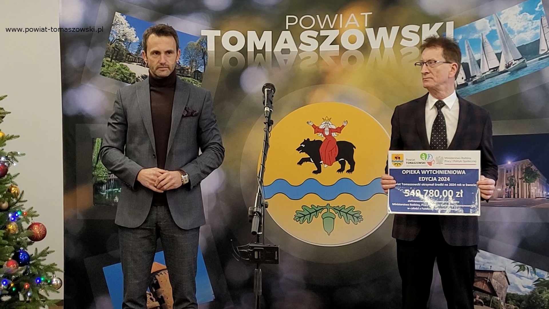 Na zdjęciu: uczestnicy konferencji prasowej dotycząca przyznania środk&oacute;w finansowych w&nbsp;ramach programu &bdquo;Opieka wytchnieniowa&rdquo;, kt&oacute;ra odbyła się w&nbsp;poniedziałek, 15 stycznia 2024 roku, w&nbsp;sali konferencyjnej w&nbsp;Starostwie Powiatowym w&nbsp;Tomaszowie Mazowieckim, 