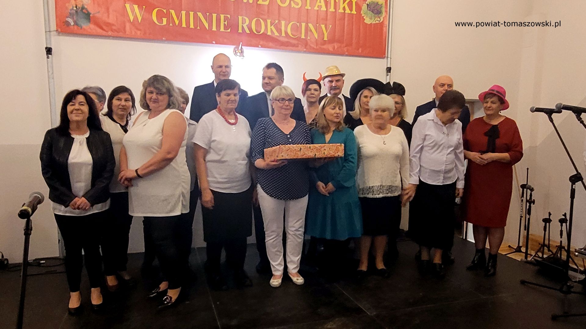 Na zdjęciu: uczestnicy XIV Powiatowych Ostatków w gminie Rokiciny, które odbyły się we wtorek, 21 lutego 2023 roku, w świetlicy wiejskiej w Nowych Chrustach,