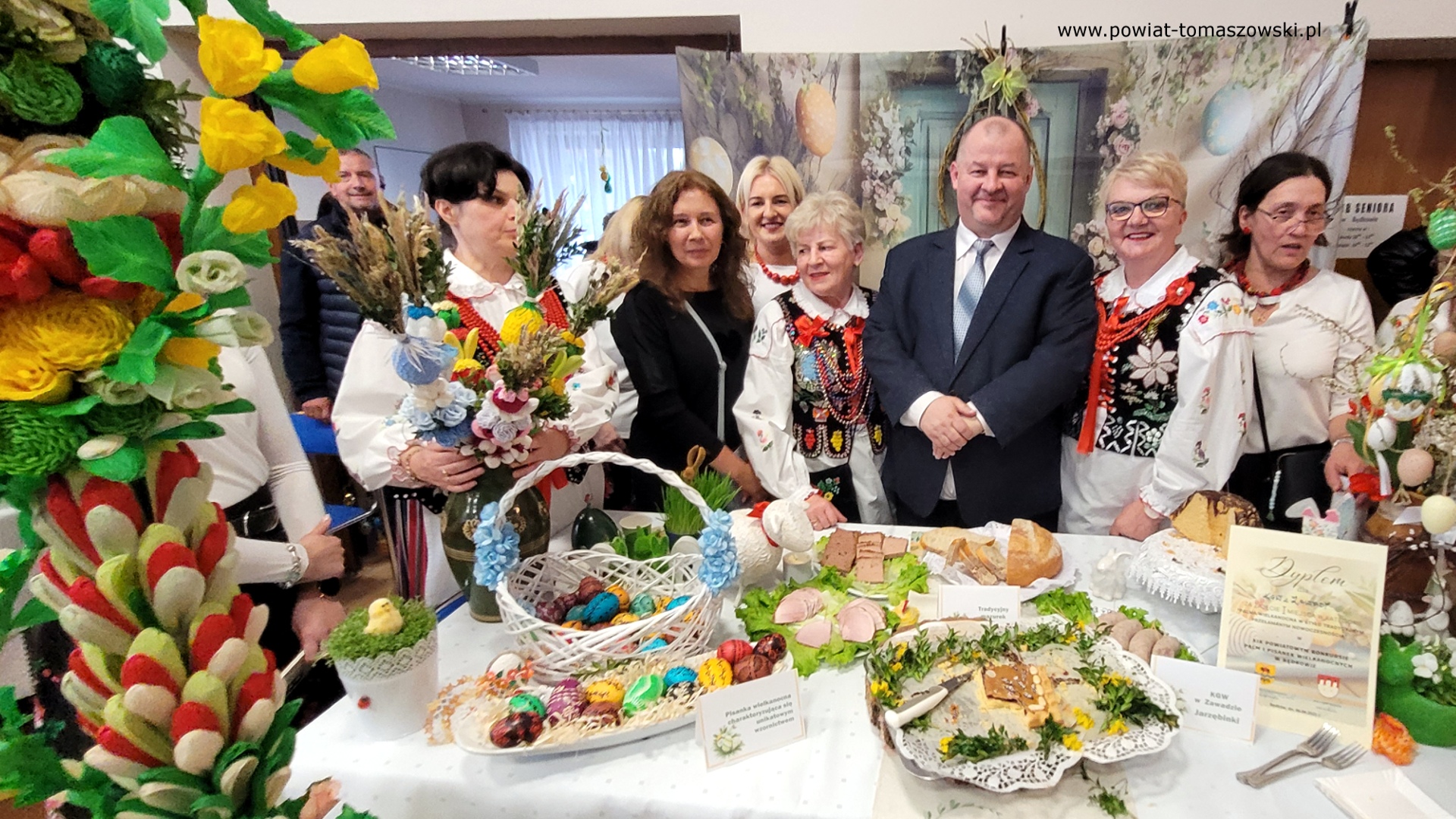 Na zdjęciu: uczestnicy XIX Powiatowego Konkursu Pisanek i Palm Wielkanocnych, który odbył się w niedzielę, 6 kwietnia 2025 roku, w Będkowie.