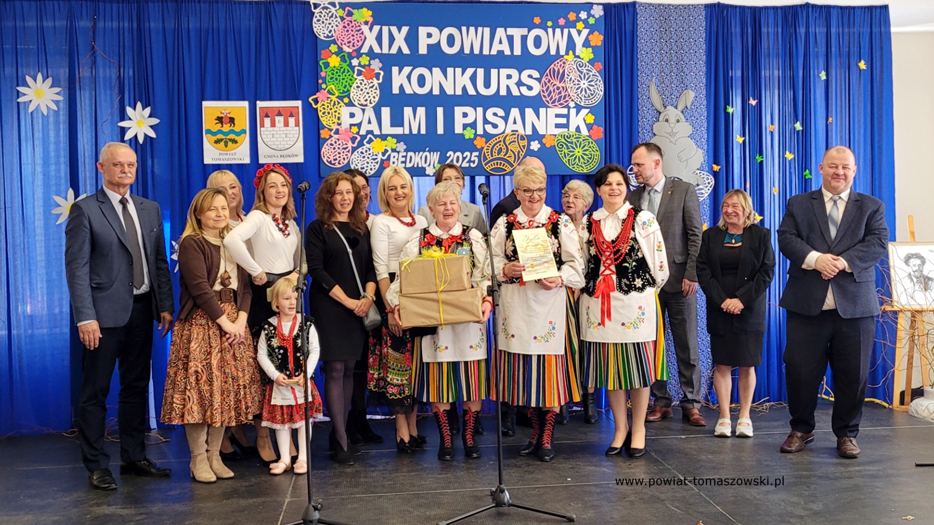 Na zdjęciu: uczestnicy XIX Powiatowego Konkursu Pisanek i Palm Wielkanocnych, który odbył się w niedzielę, 6 kwietnia 2025 roku, w Będkowie.