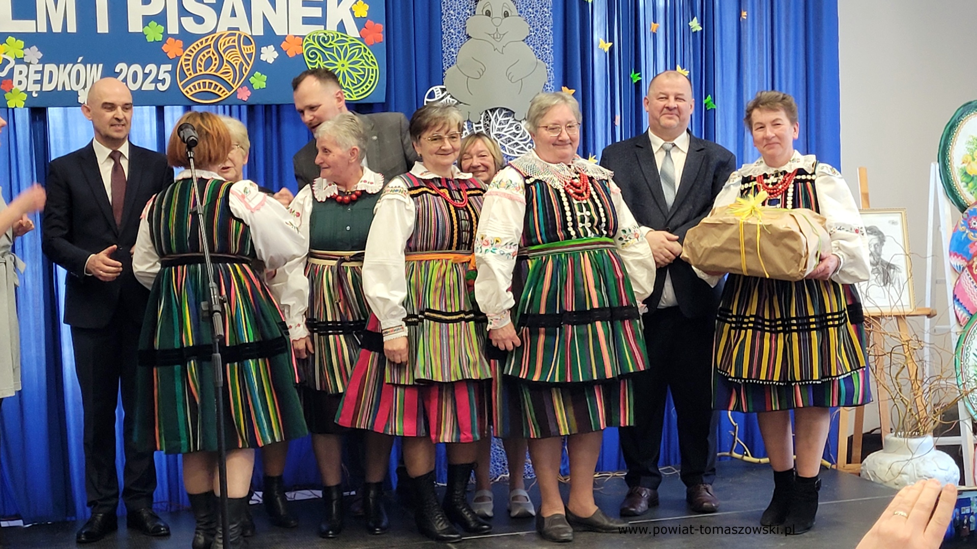 Na zdjęciu: uczestnicy XIX Powiatowego Konkursu Pisanek i Palm Wielkanocnych, który odbył się w niedzielę, 6 kwietnia 2025 roku, w Będkowie.
