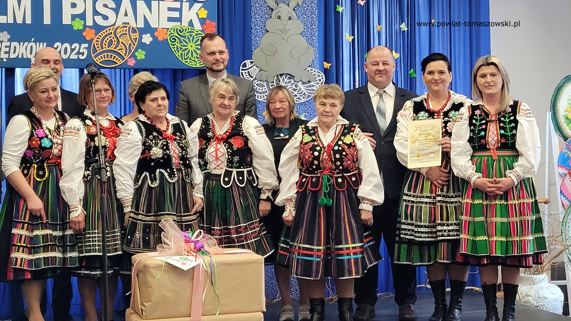 Na zdjęciu: uczestnicy XIX Powiatowego Konkursu Pisanek i Palm Wielkanocnych, który odbył się w niedzielę, 6 kwietnia 2025 roku, w Będkowie.