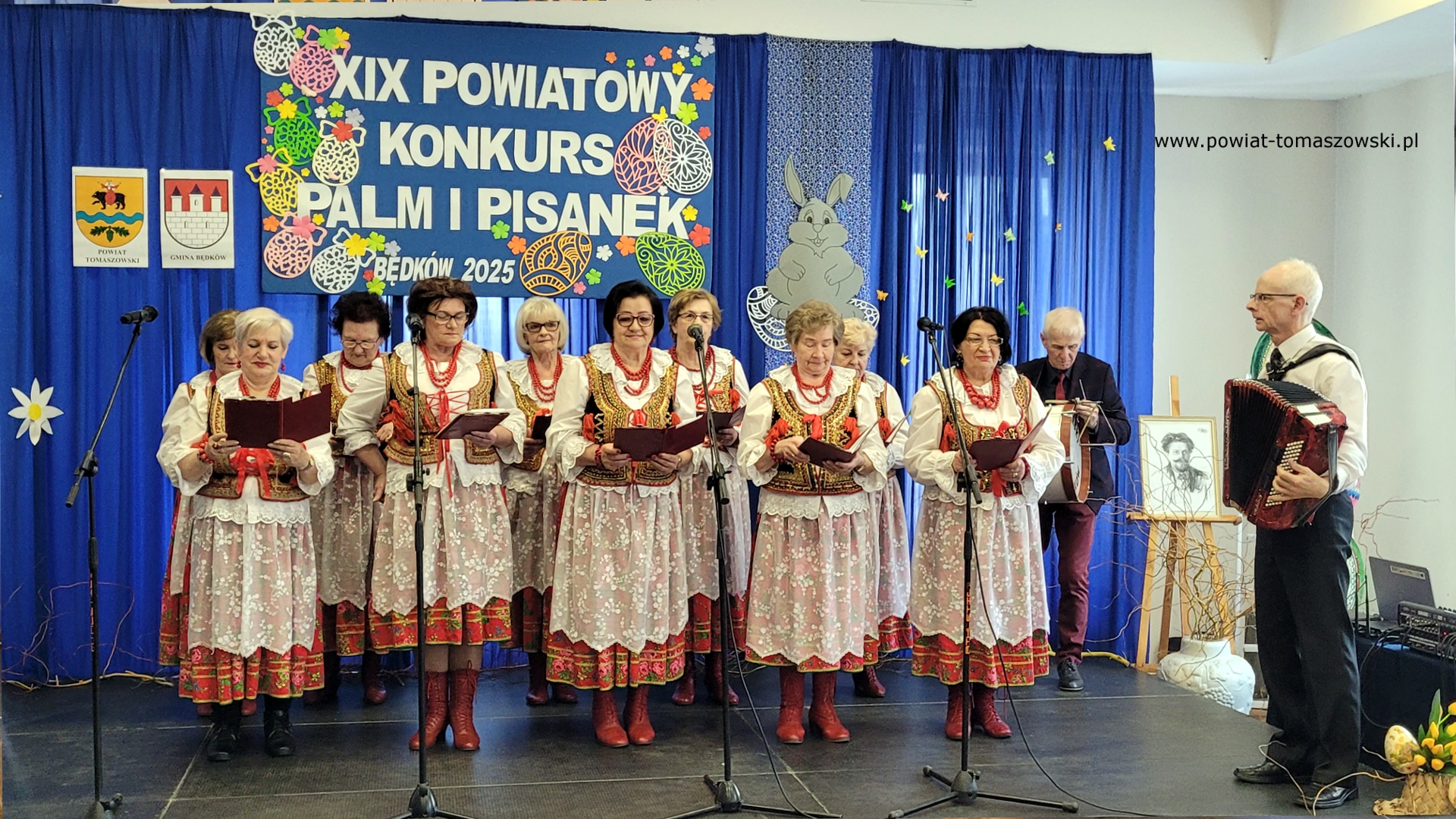 Na zdjęciu: uczestnicy XIX Powiatowego Konkursu Pisanek i Palm Wielkanocnych, który odbył się w niedzielę, 6 kwietnia 2025 roku, w Będkowie.