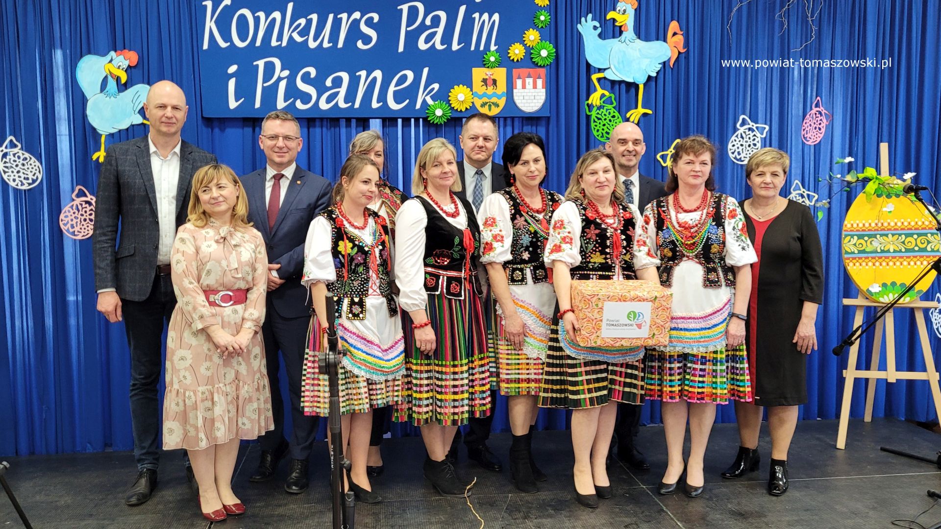 Na zdjęciu: uczestnicy XVII Powiatowego Konkursu Pisanek i Palm Wielkanocnych, który odbył się w niedzielę, 19 marca 2023 roku w Domu Kultury w Będkowie