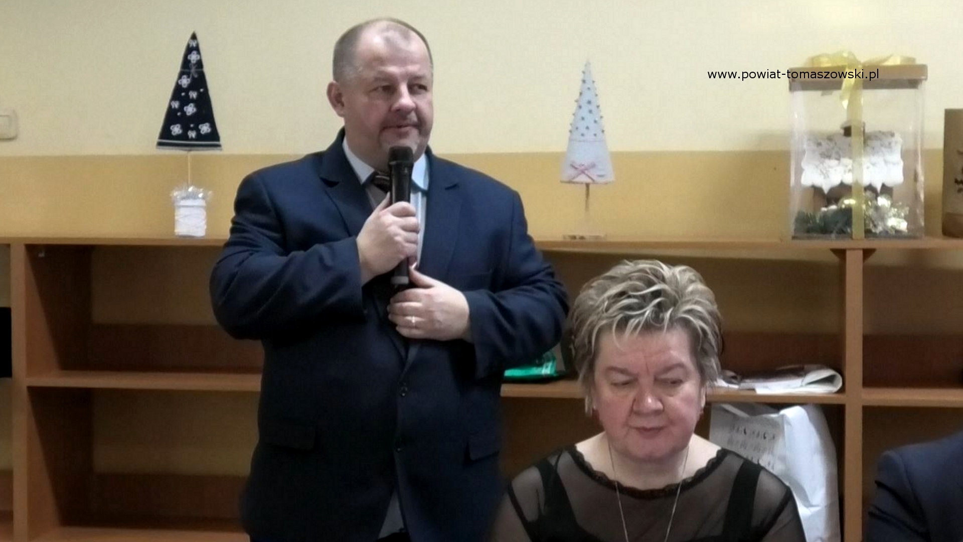 Na zdjęciu: uczestnicy spotkania wigilijnego Senior&oacute;w z&nbsp;Krajowego Stowarzyszenia Senior&oacute;w PASJA w&nbsp;Tomaszowie Mazowieckim, kt&oacute;re odbyło się w&nbsp;poniedziałek, 19 grudnia 2023 roku, w&nbsp;Szkole Podstawowej nr 10,