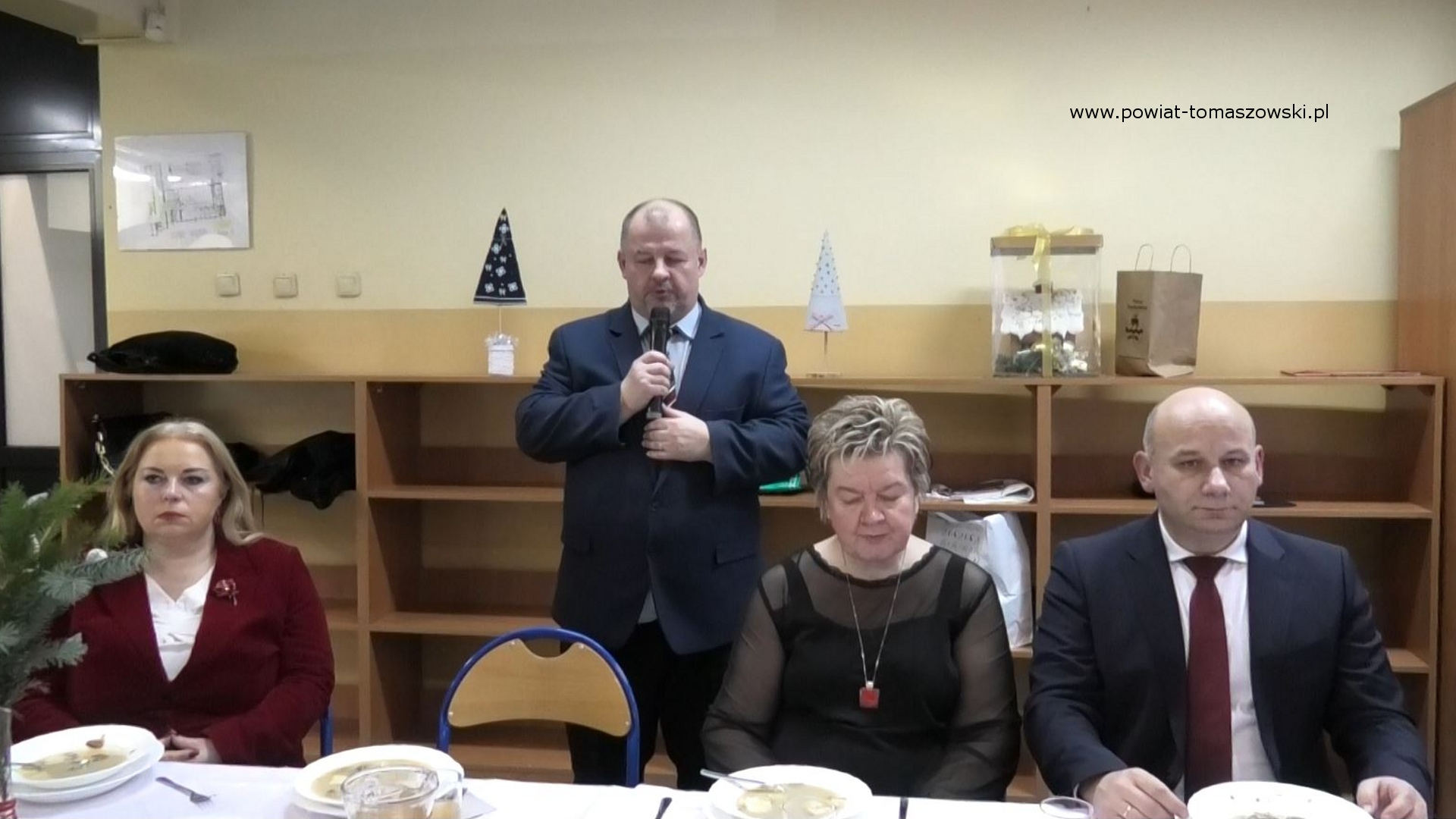 Na zdjęciu: uczestnicy spotkania wigilijnego Senior&oacute;w z&nbsp;Krajowego Stowarzyszenia Senior&oacute;w PASJA w&nbsp;Tomaszowie Mazowieckim, kt&oacute;re odbyło się w&nbsp;poniedziałek, 19 grudnia 2023 roku, w&nbsp;Szkole Podstawowej nr 10,