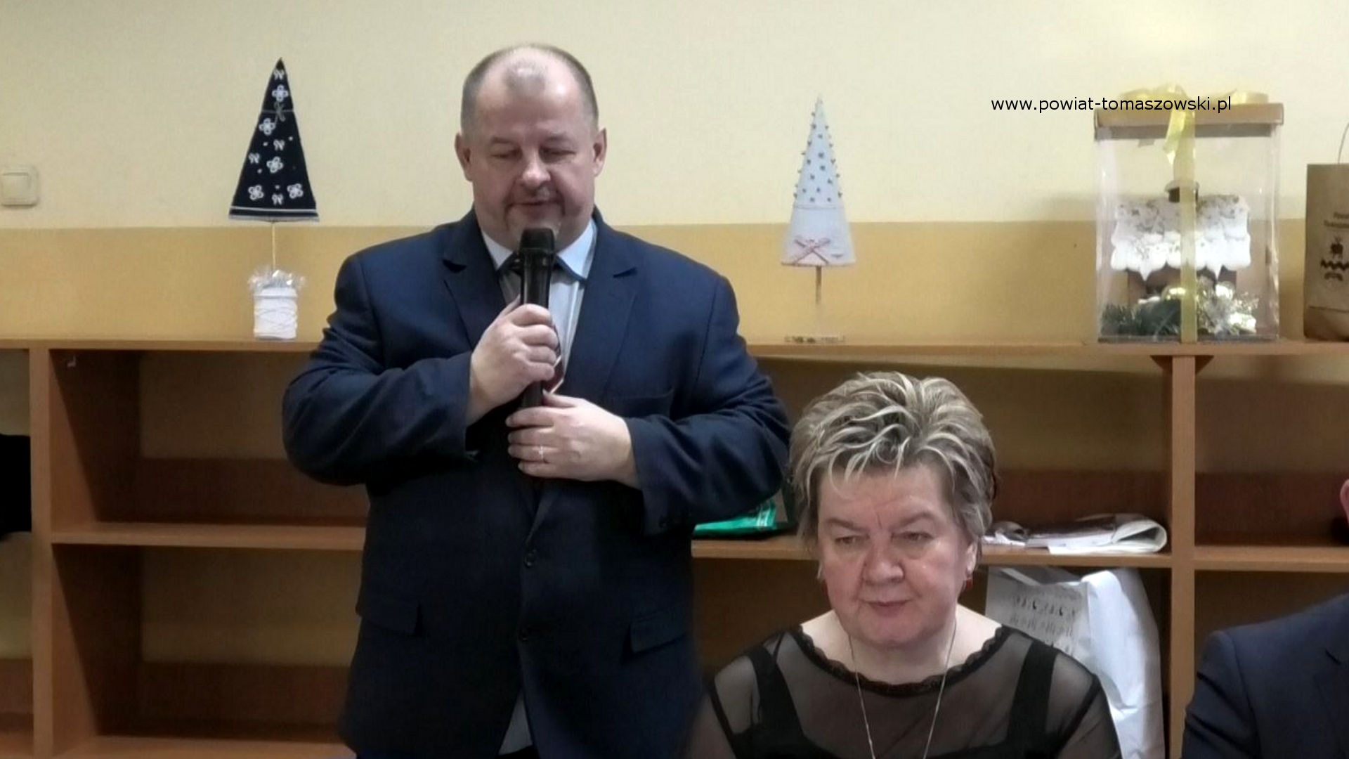 Na zdjęciu: uczestnicy spotkania wigilijnego Senior&oacute;w z&nbsp;Krajowego Stowarzyszenia Senior&oacute;w PASJA w&nbsp;Tomaszowie Mazowieckim, kt&oacute;re odbyło się w&nbsp;poniedziałek, 19 grudnia 2023 roku, w&nbsp;Szkole Podstawowej nr 10,