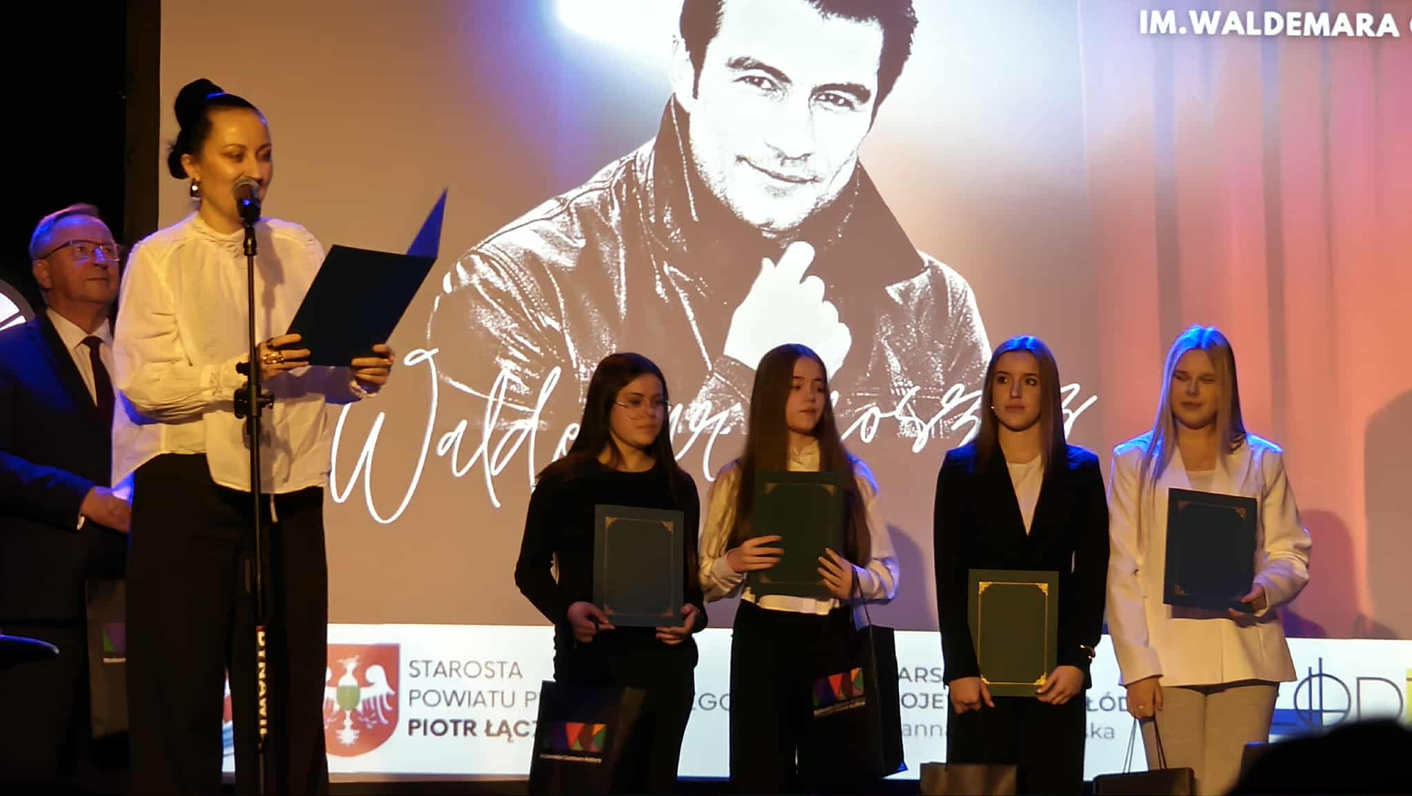 Na zdjęciu: uczestnicy trzeciej edycji Festiwalu Artystycznego &bdquo;Spełniaj marzenia&rdquo; im. Waldemara Goszcza, kt&oacute;ry odbył się w&nbsp;Wolborskim Centrum Kultury. 