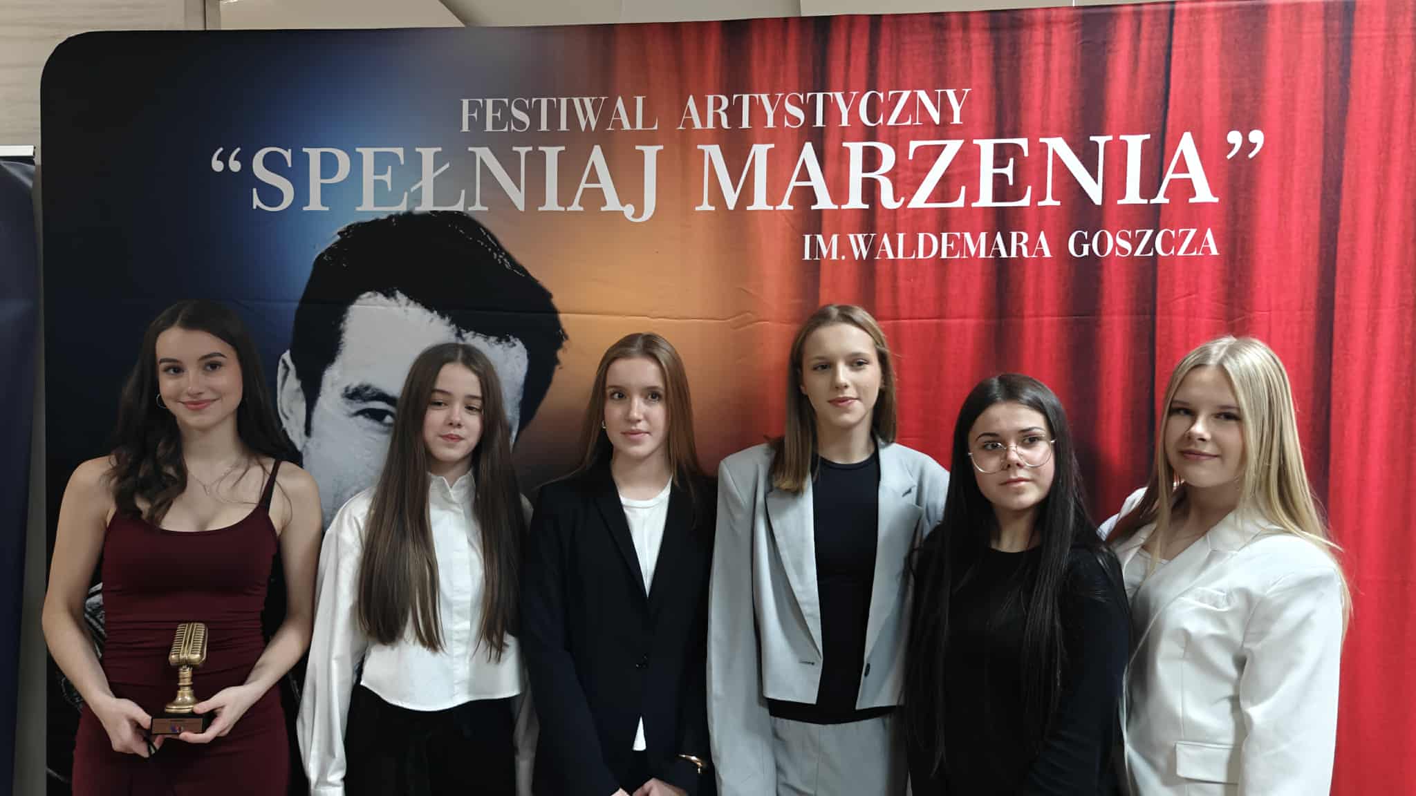 Na zdjęciu: uczestnicy trzeciej edycji Festiwalu Artystycznego &bdquo;Spełniaj marzenia&rdquo; im. Waldemara Goszcza, kt&oacute;ry odbył się w&nbsp;Wolborskim Centrum Kultury. 