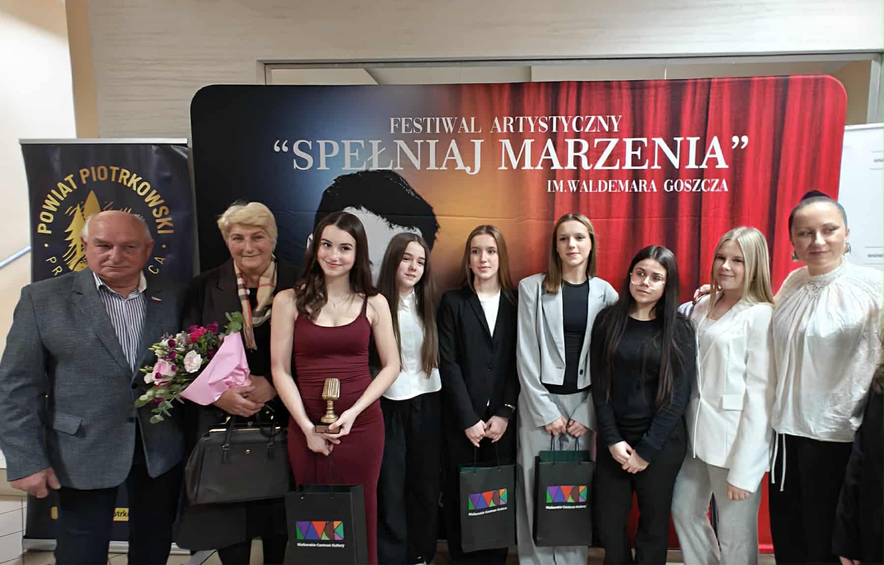 Na zdjęciu: uczestnicy trzeciej edycji Festiwalu Artystycznego &bdquo;Spełniaj marzenia&rdquo; im. Waldemara Goszcza, kt&oacute;ry odbył się w&nbsp;Wolborskim Centrum Kultury. 