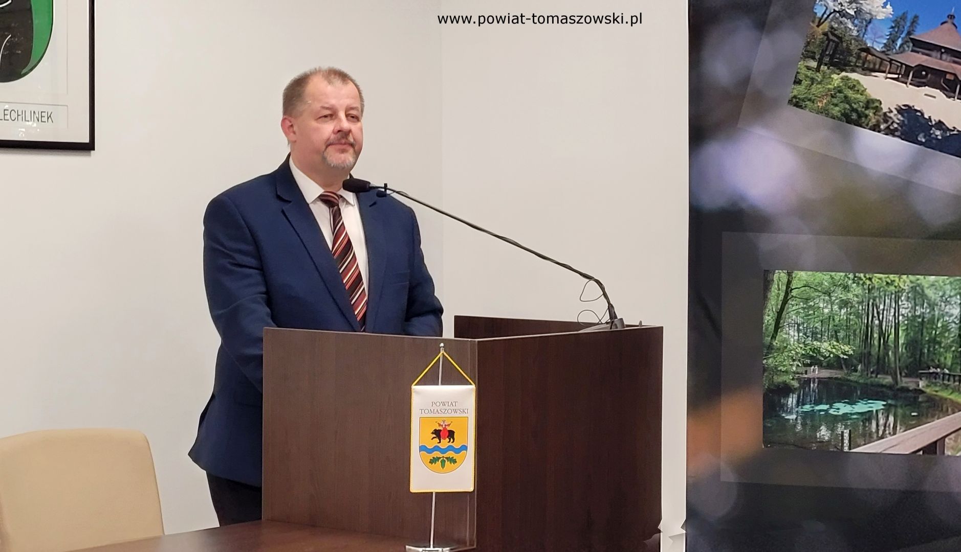 Na zdjęciu: Mariusz Węgrzynowski &ndash; Starosta Powiatu Tomaszowskiego, podczas konferencji prasowej dotyczącej ogłoszenia wynik&oacute;w naboru w&nbsp;Rządowym Programie Inwestycji Strategicznych Edycja sz&oacute;sta &ndash; PGR, kt&oacute;ra odbyła się w&nbsp;poniedziałek, 2 października 2023 roku, w&nbsp;sali konferencyjnej w&nbsp;Starostwie Powiatowym w&nbsp;Tomaszowie Mazowieckim,