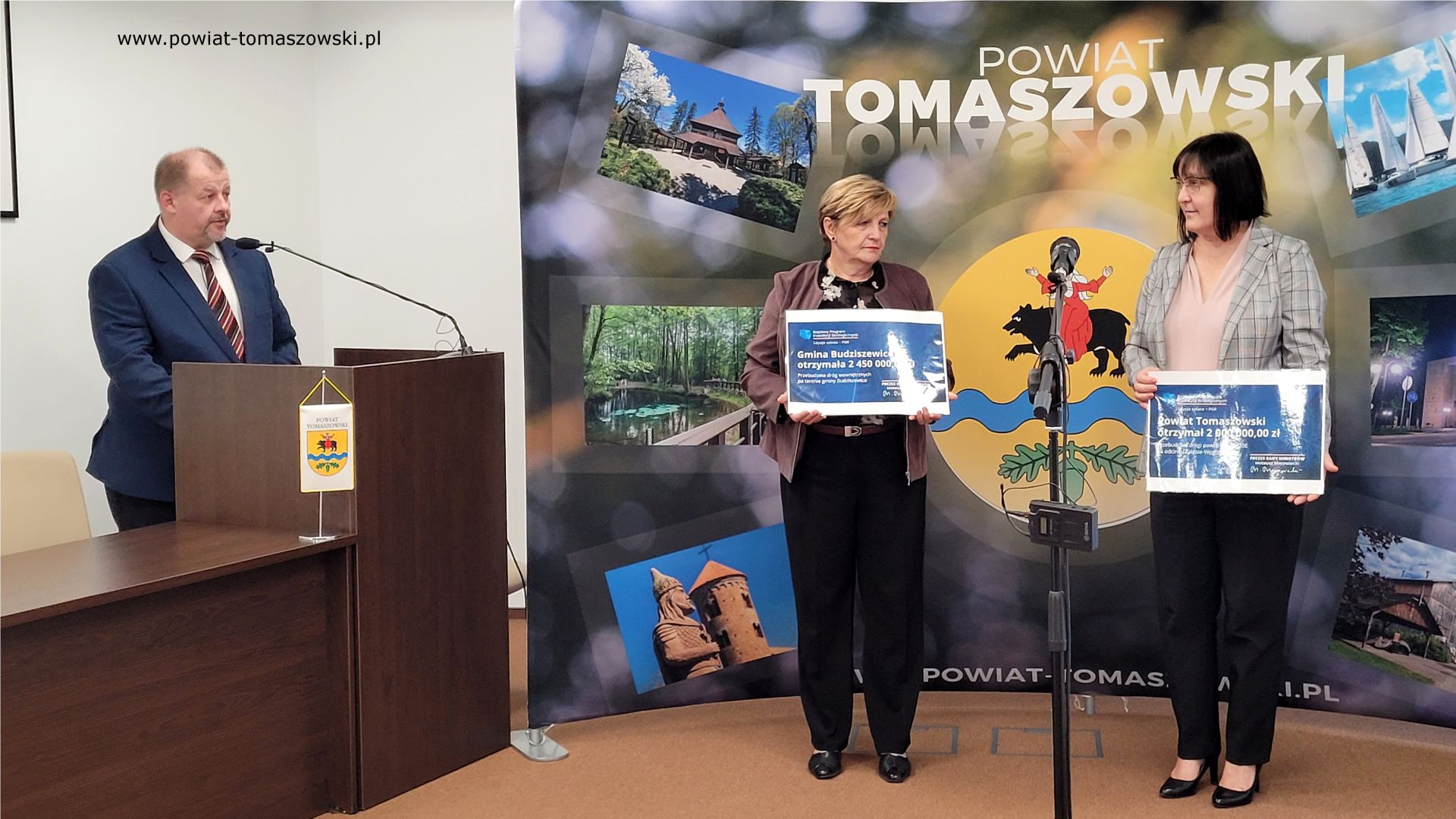 Na zdjęciu: od lewej: Mariusz Węgrzynowski &ndash; Starosta Powiatu Tomaszowskiego, Elżbieta Łojszczyk &ndash; członek Zarządu Powiatu Tomaszowskiego, Elżbieta Rudzka &ndash; dyrektor Zarządu Dr&oacute;g Powiatowych, podczas konferencji prasowej dotyczącej ogłoszenia wynik&oacute;w naboru w&nbsp;Rządowym Programie Inwestycji Strategicznych Edycja sz&oacute;sta &ndash; PGR, kt&oacute;ra odbyła się w&nbsp;poniedziałek, 2 października 2023 roku, w&nbsp;sali konferencyjnej w&nbsp;Starostwie Powiatowym w&nbsp;Tomaszowie Mazowieckim