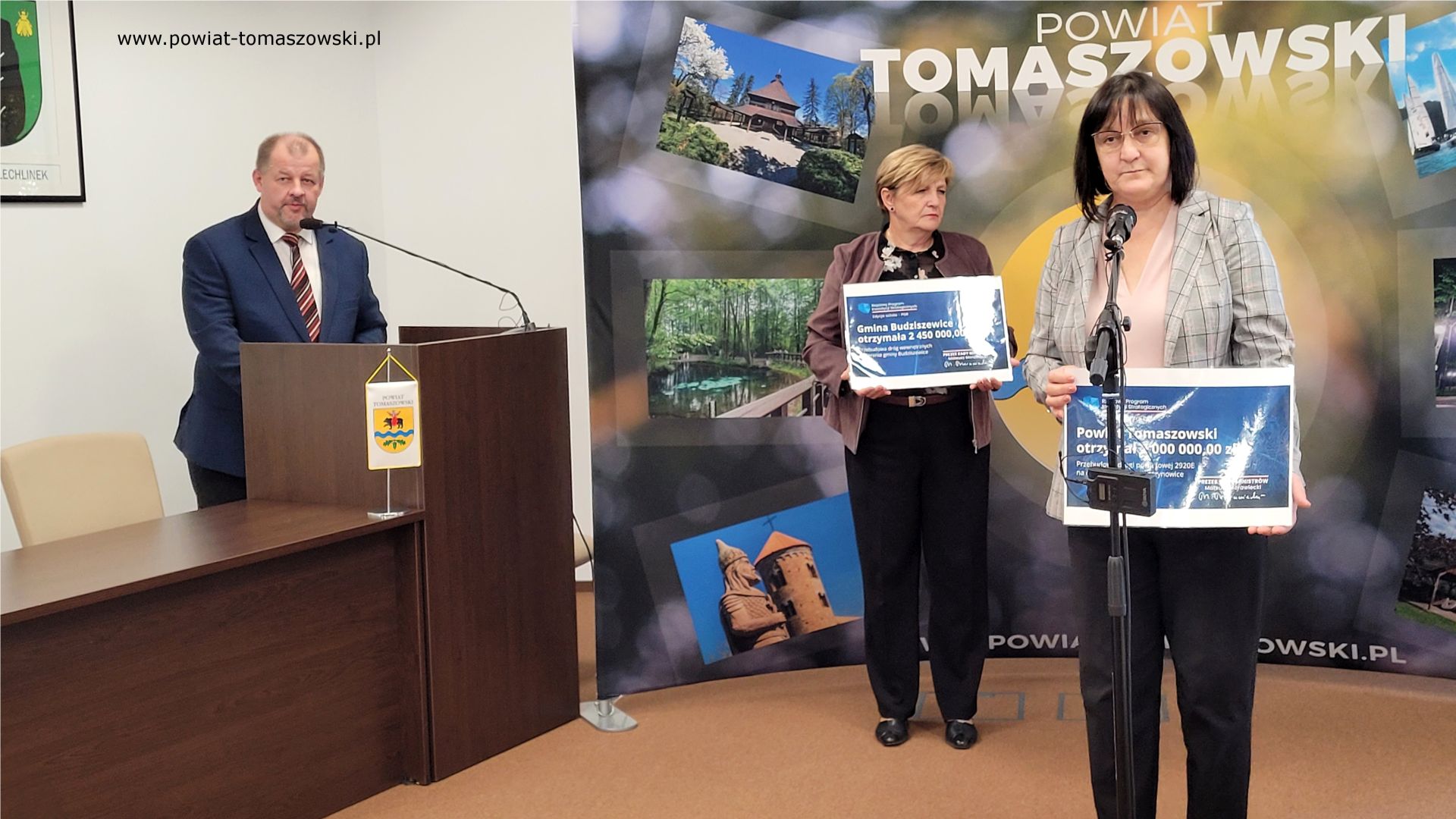 Na zdjęciu: od lewej: Mariusz Węgrzynowski &ndash; Starosta Powiatu Tomaszowskiego, Elżbieta Łojszczyk &ndash; członek Zarządu Powiatu Tomaszowskiego, Elżbieta Rudzka &ndash; dyrektor Zarządu Dr&oacute;g Powiatowych, podczas konferencji prasowej dotyczącej ogłoszenia wynik&oacute;w naboru w&nbsp;Rządowym Programie Inwestycji Strategicznych Edycja sz&oacute;sta &ndash; PGR, kt&oacute;ra odbyła się w&nbsp;poniedziałek, 2 października 2023 roku, w&nbsp;sali konferencyjnej w&nbsp;Starostwie Powiatowym w&nbsp;Tomaszowie Mazowieckim