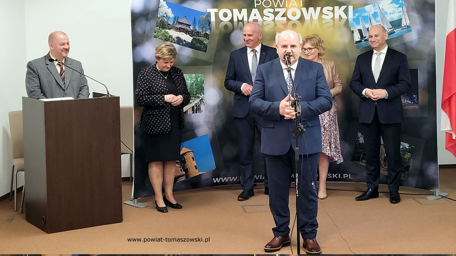 Na zdjęciu: uczestnicy spotkania z okazji Międzynarodowego Święta Pielęgniarek i Położnych, które odbyło się w piątek, 12 maja 2023 roku, w sali konferencyjnej w Starostwie Powiatowym w Tomaszowie Mazowieckim 