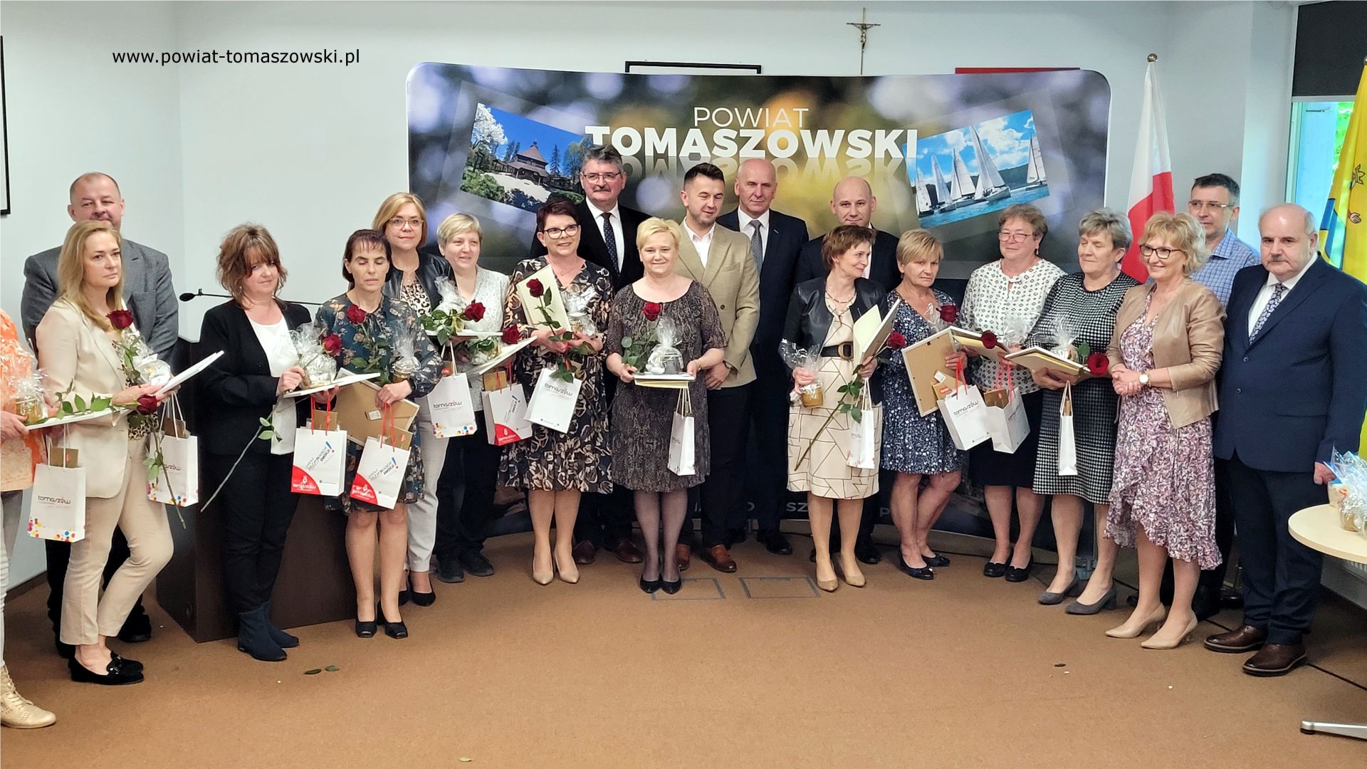Na zdjęciu: uczestnicy spotkania z okazji Międzynarodowego Święta Pielęgniarek i Położnych, które odbyło się w piątek, 12 maja 2023 roku, w sali konferencyjnej w Starostwie Powiatowym w Tomaszowie Mazowieckim 