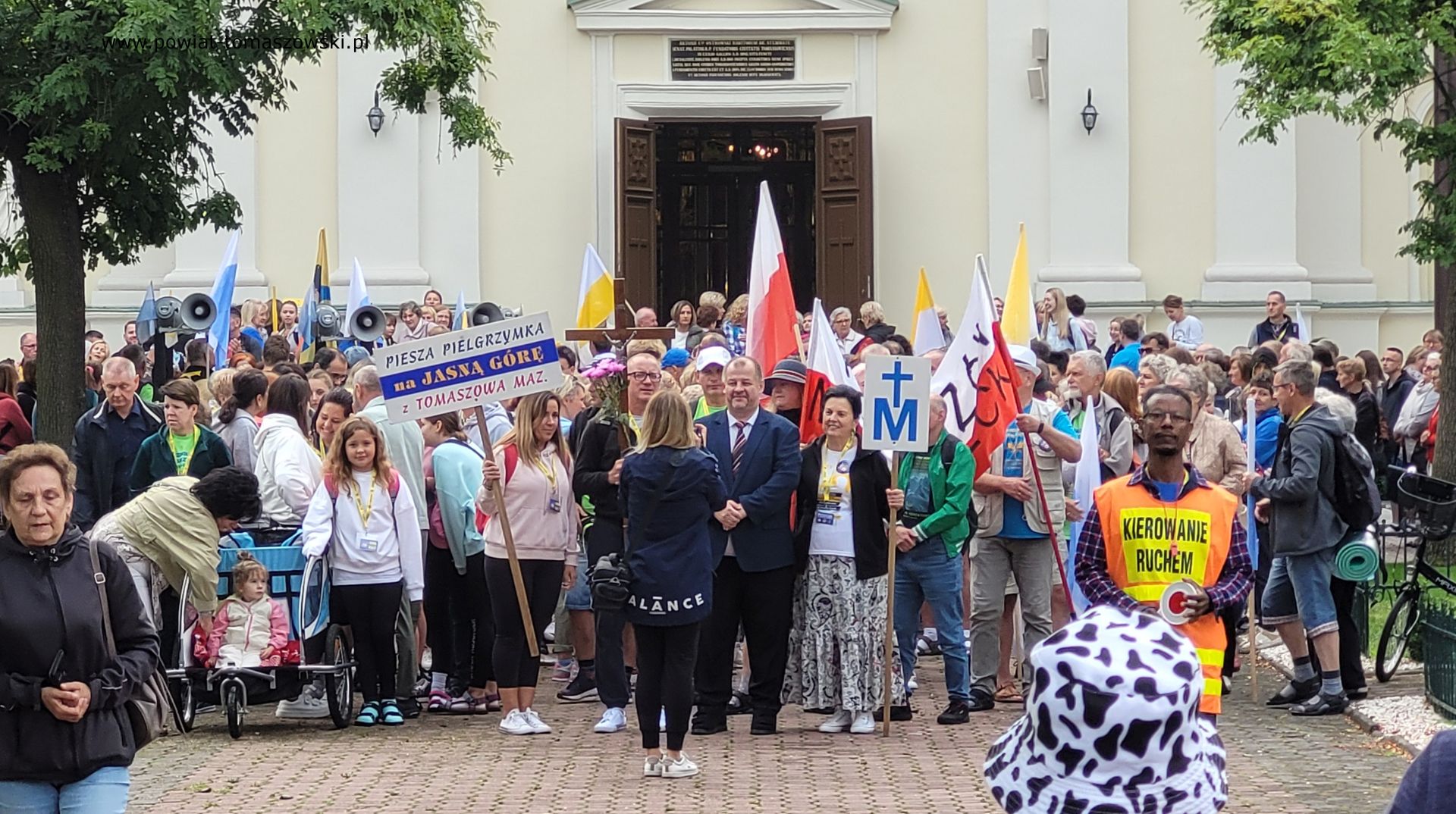 Na zdjęciu: pątnicy 207. Pieszej Pielgrzymki na&nbsp;Jasną G&oacute;rę, kt&oacute;ra wyruszyła z&nbsp;Sanktuarium Świętego Antoniego w&nbsp;Tomaszowie Mazowieckim w&nbsp;czwartek, 10 sierpnia 2023 roku,  