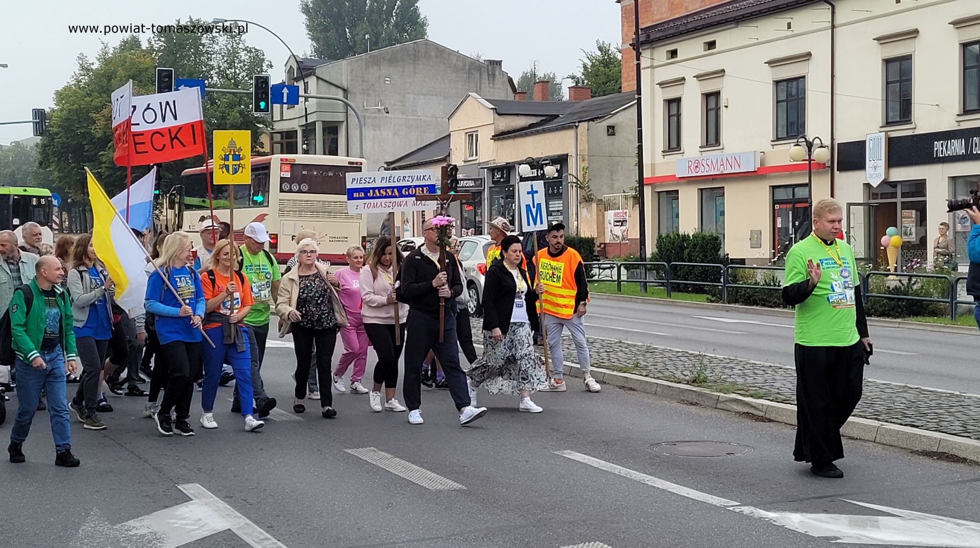 Na zdjęciu: pątnicy 207. Pieszej Pielgrzymki na&nbsp;Jasną G&oacute;rę, kt&oacute;ra wyruszyła z&nbsp;Sanktuarium Świętego Antoniego w&nbsp;Tomaszowie Mazowieckim w&nbsp;czwartek, 10 sierpnia 2023 roku,  