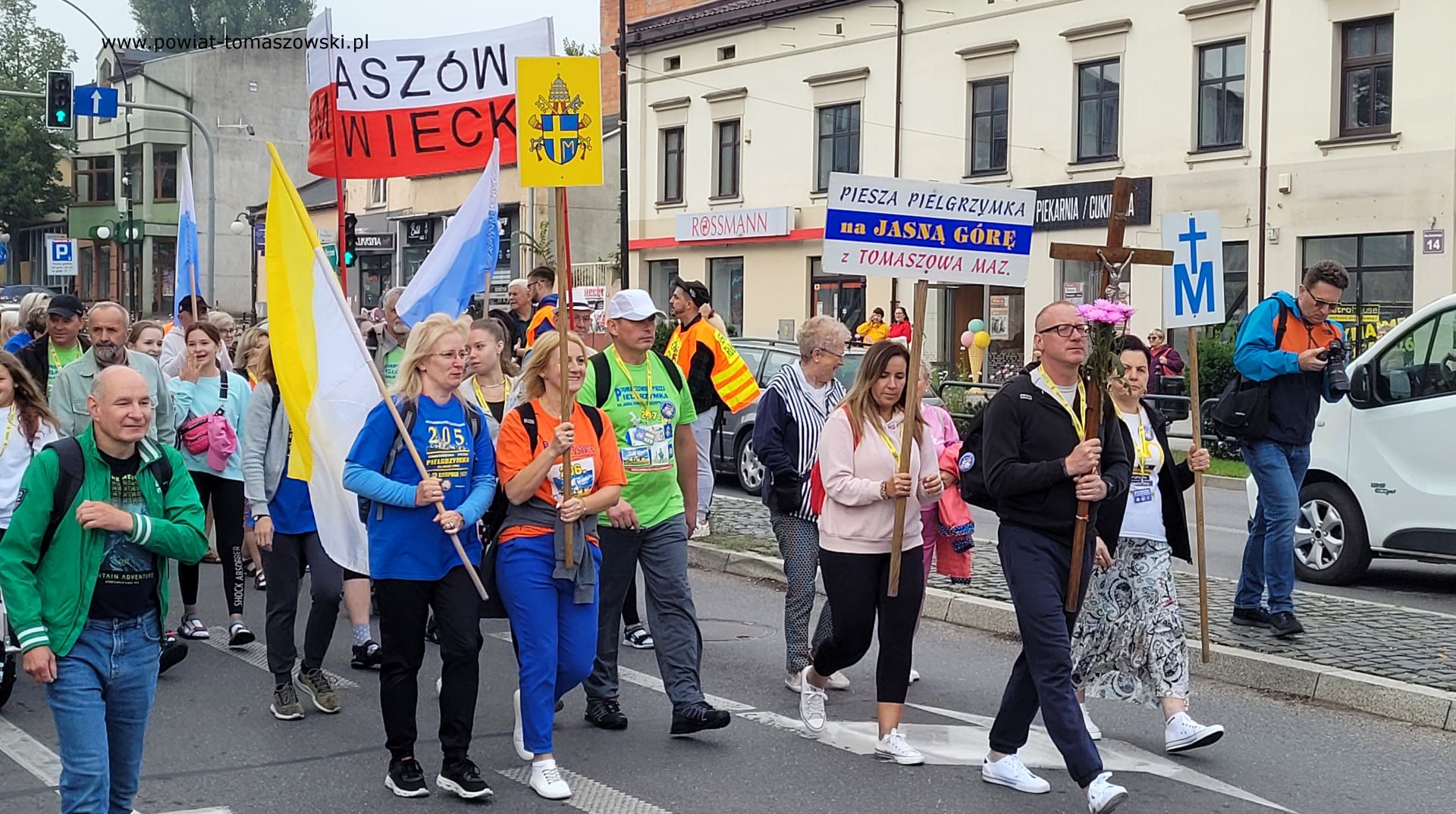 Na zdjęciu: pątnicy 207. Pieszej Pielgrzymki na&nbsp;Jasną G&oacute;rę, kt&oacute;ra wyruszyła z&nbsp;Sanktuarium Świętego Antoniego w&nbsp;Tomaszowie Mazowieckim w&nbsp;czwartek, 10 sierpnia 2023 roku,  