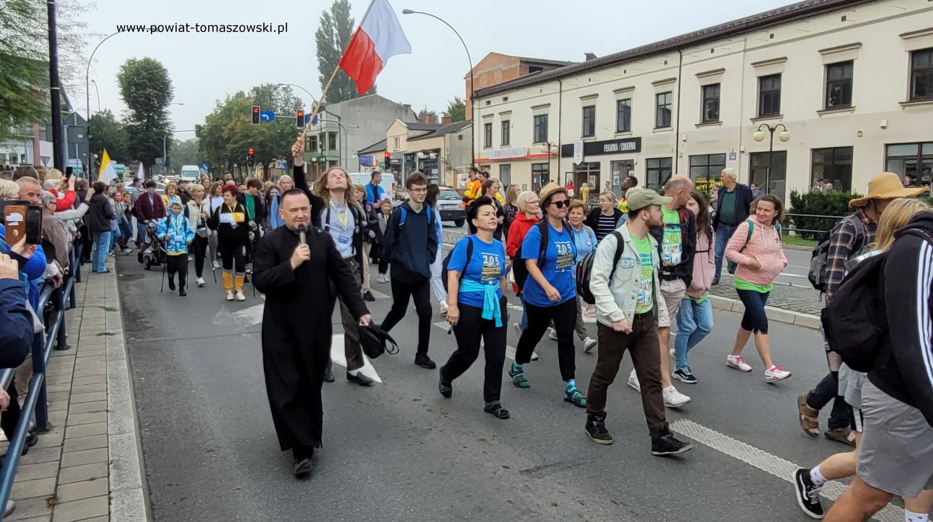 Na zdjęciu: pątnicy 207. Pieszej Pielgrzymki na&nbsp;Jasną G&oacute;rę, kt&oacute;ra wyruszyła z&nbsp;Sanktuarium Świętego Antoniego w&nbsp;Tomaszowie Mazowieckim w&nbsp;czwartek, 10 sierpnia 2023 roku,  